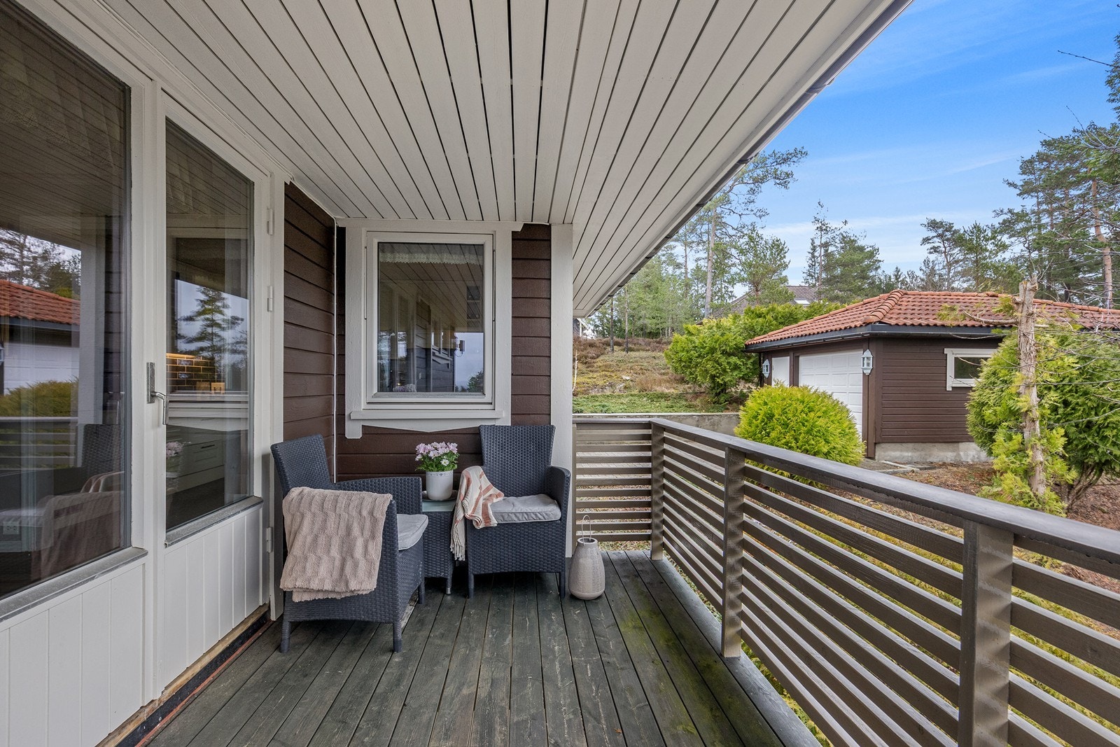 Utgang fra stuen til balkongen gir enkel tilgang til uteområdet. Galleribilde