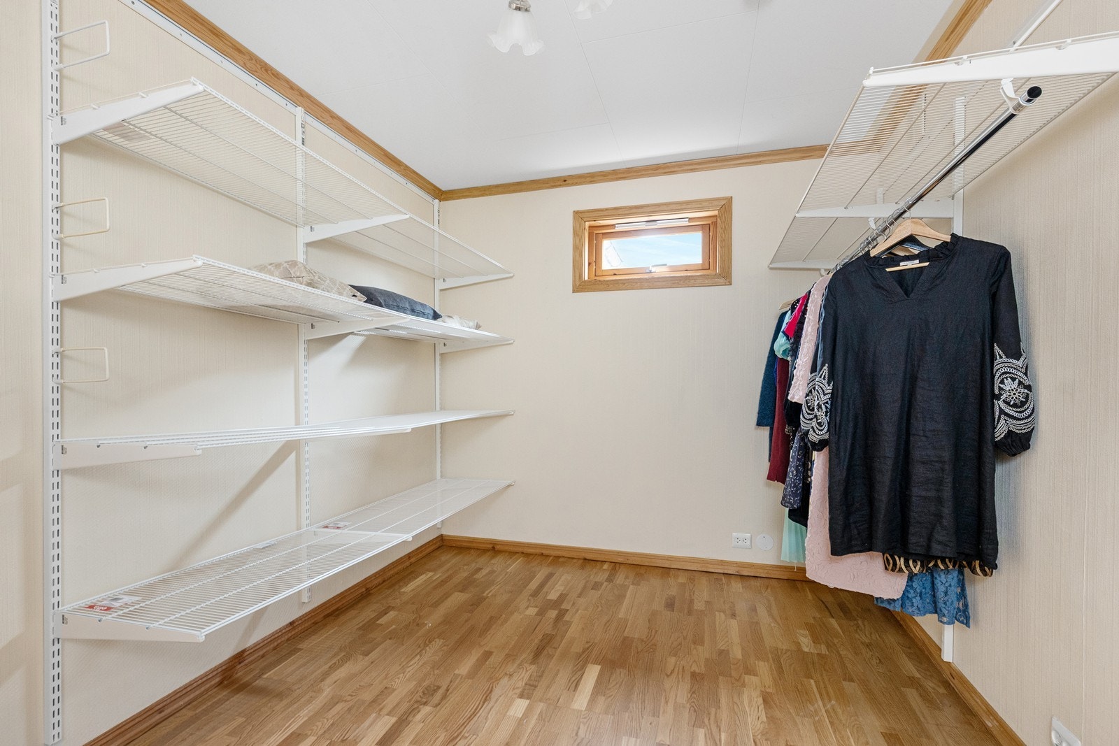 Garderobeløsning med åpne hyller gir god oppbevaringsplass. Galleribilde