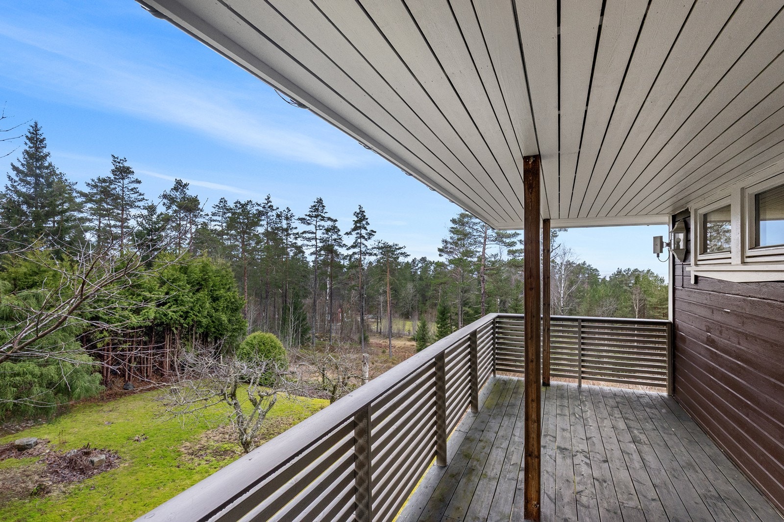 Balkongen på 14 m2 vender mot syd og har trykkimpregnerte gulvbord og rekkverk. Galleribilde