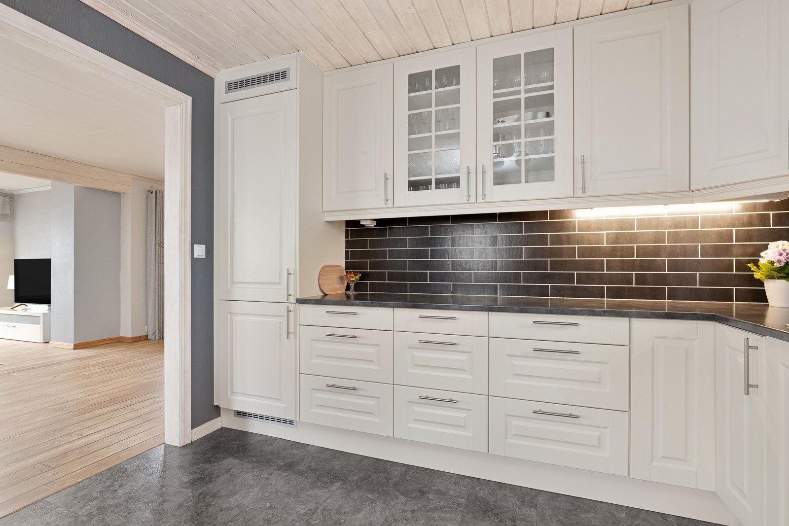 Kjøkkenet har profilerte, lyse fronter fra 2009 og laminerte benkeplater. Galleribilde