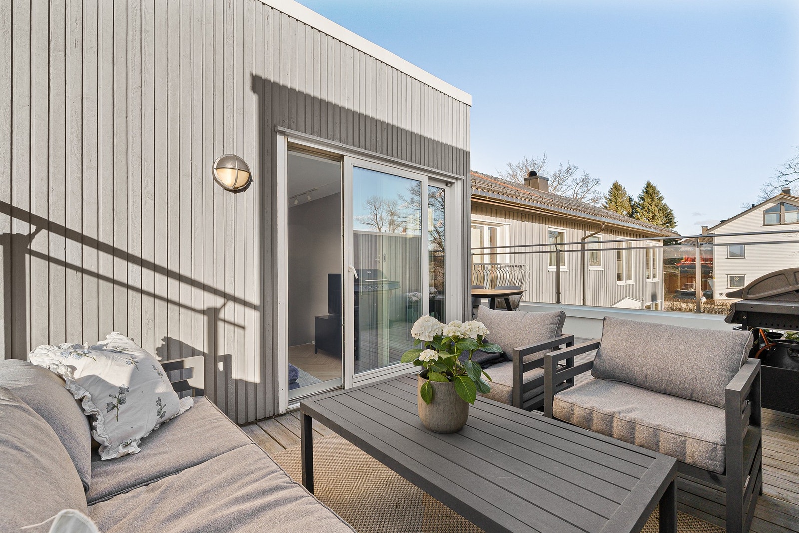 Her har man glimrende solforhold fra tidlig morgenen, og helt til kl. 22:00 på kvelden, sommerstid. Galleribilde