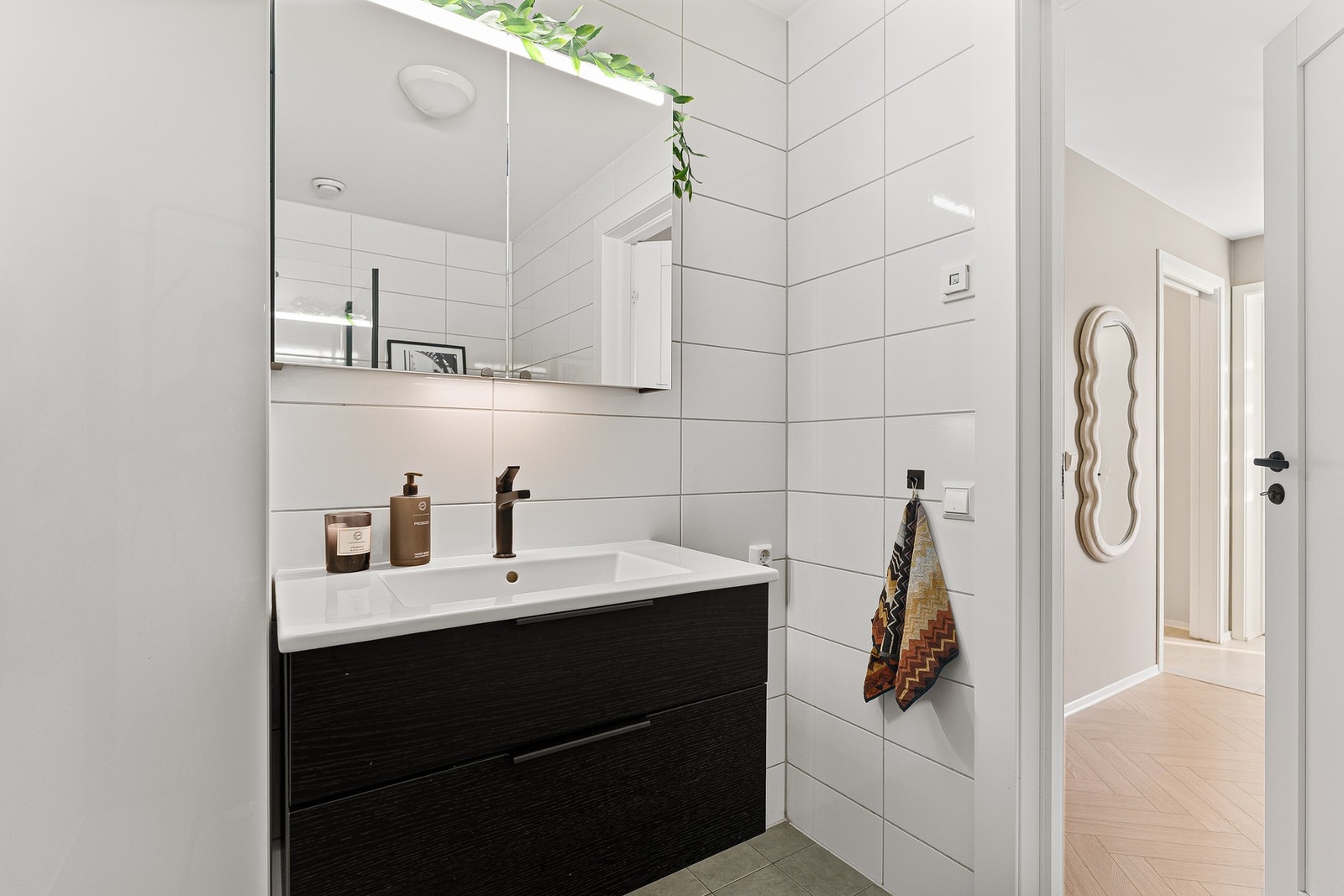 Servant i skap. Galleribilde