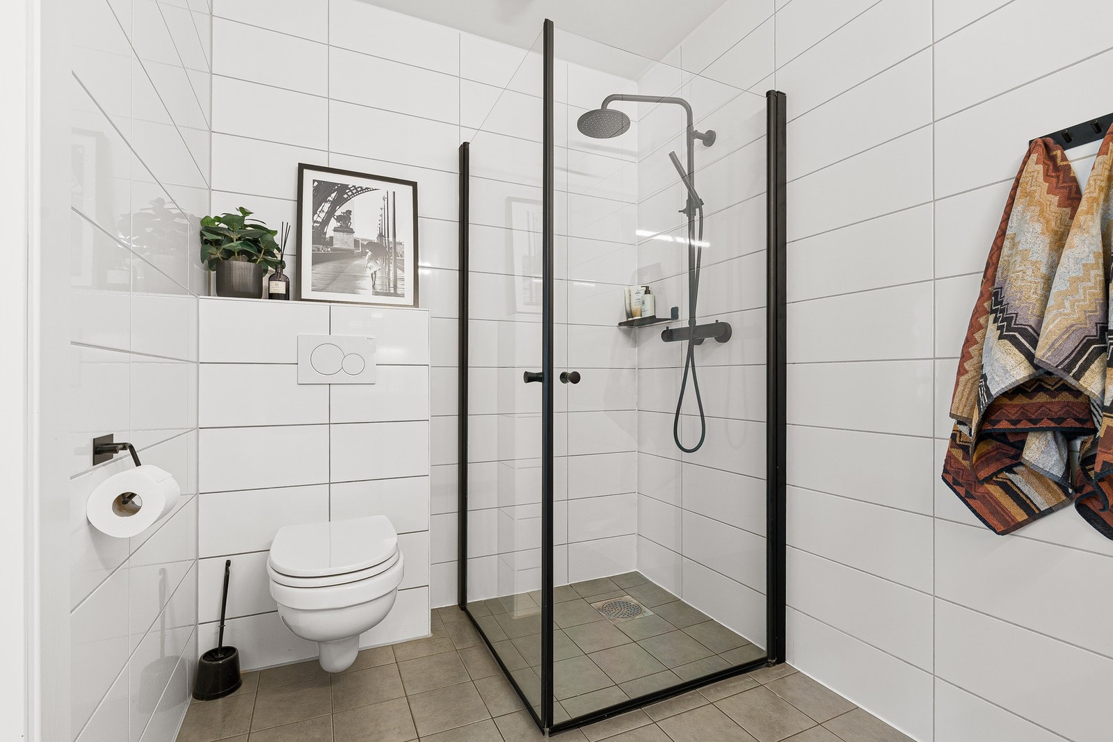 God plass til alt man trenger i hverdagen, samt er badet utstyrt med innfellbare dusjdører som frigjør ekstra gulvareal ved behov. Galleribilde