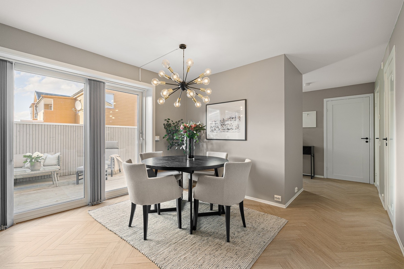 Den åpne kjøkken- og spisestueløsningen på 13 m² gjør det enkelt å innrede med spisebord i direkte tilknytning til kjøkkenet. Galleribilde