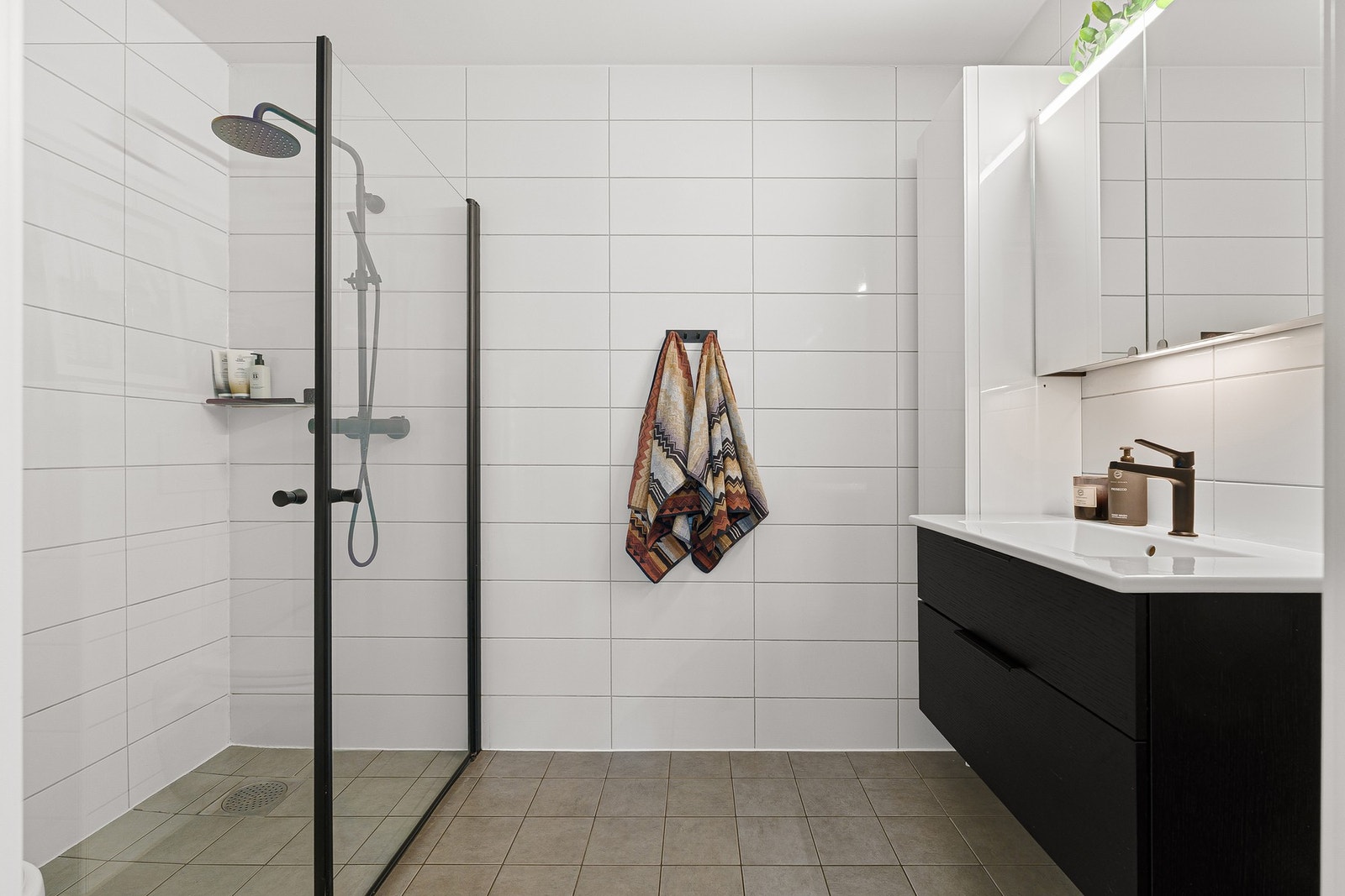 Pent flislagt baderom med behagelig gulvvarme. Galleribilde