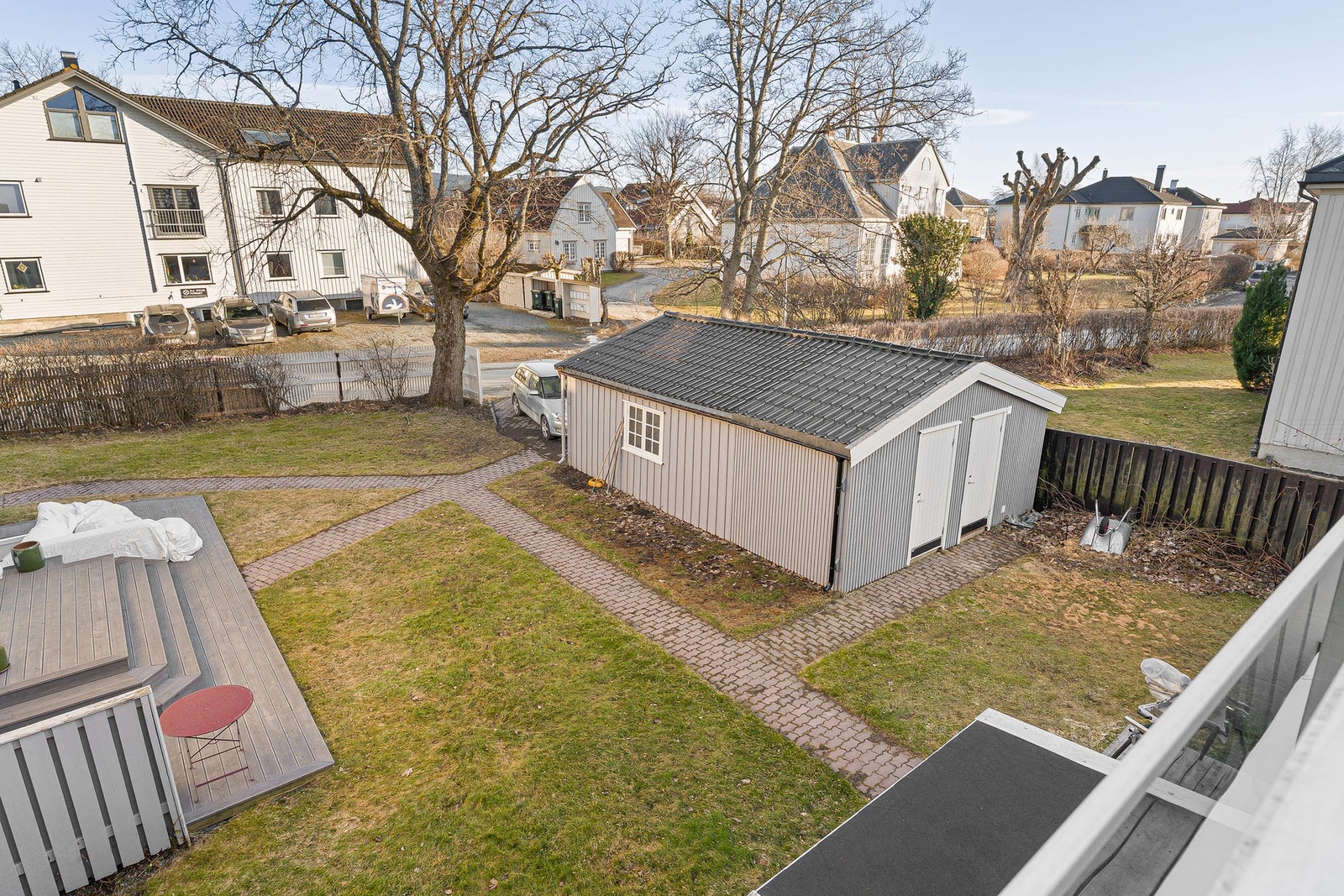 Boligen ligger sentralt, men samtidig rolig og tilbaketrukket. Her bor du med kort vei til flere dagligvarebutikker. Samt et bredt utvalg av servicetilbud. Galleribilde