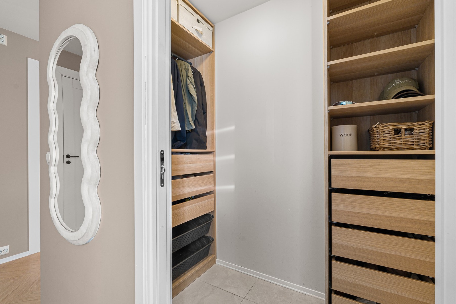 Effektiv garderobe med god oppbevaringskapasitet, pent skjult bak stilrene skyvedører for et rent helhetsinntrykk. Galleribilde