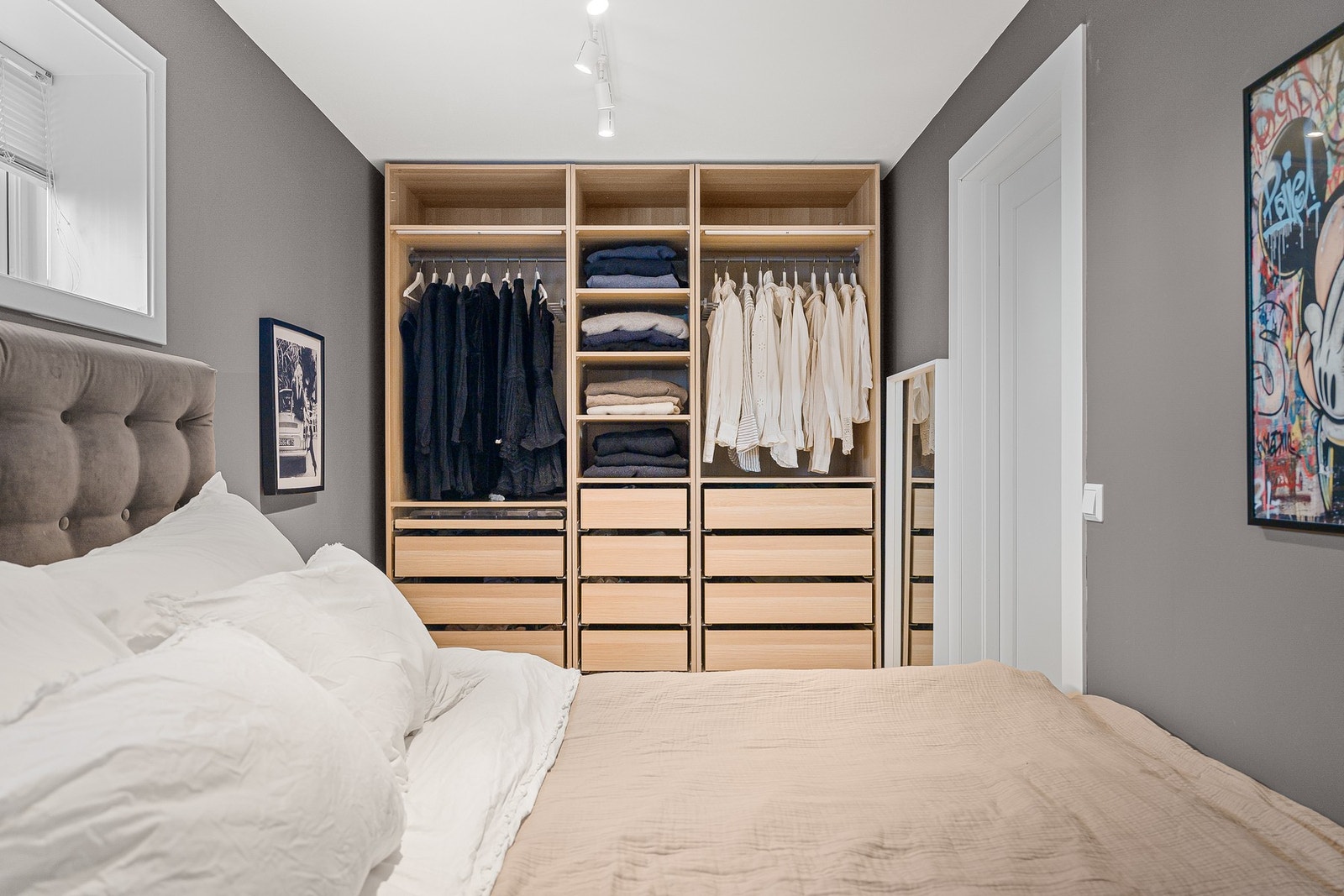 Pen og praktisk garderobeløsning. Galleribilde