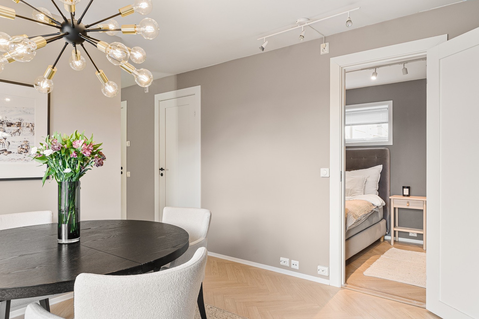 Under trappen til 2. etasje finner du et praktisk kott med flislagt gulv og opplegg for vaskemaskin. Galleribilde