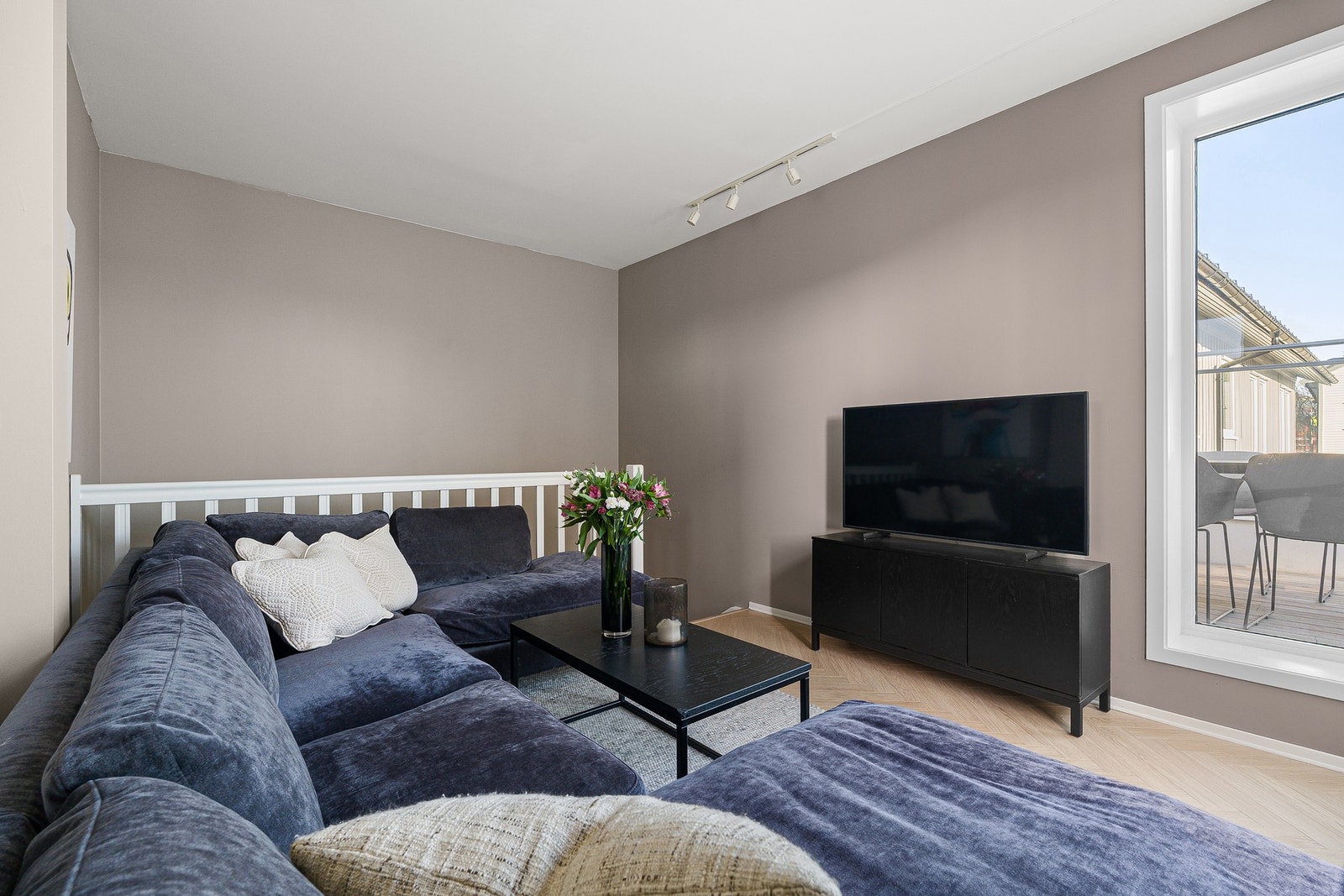 Boligen har et gjennomgående moderne uttrykk med bevisste fargevalg. Galleribilde