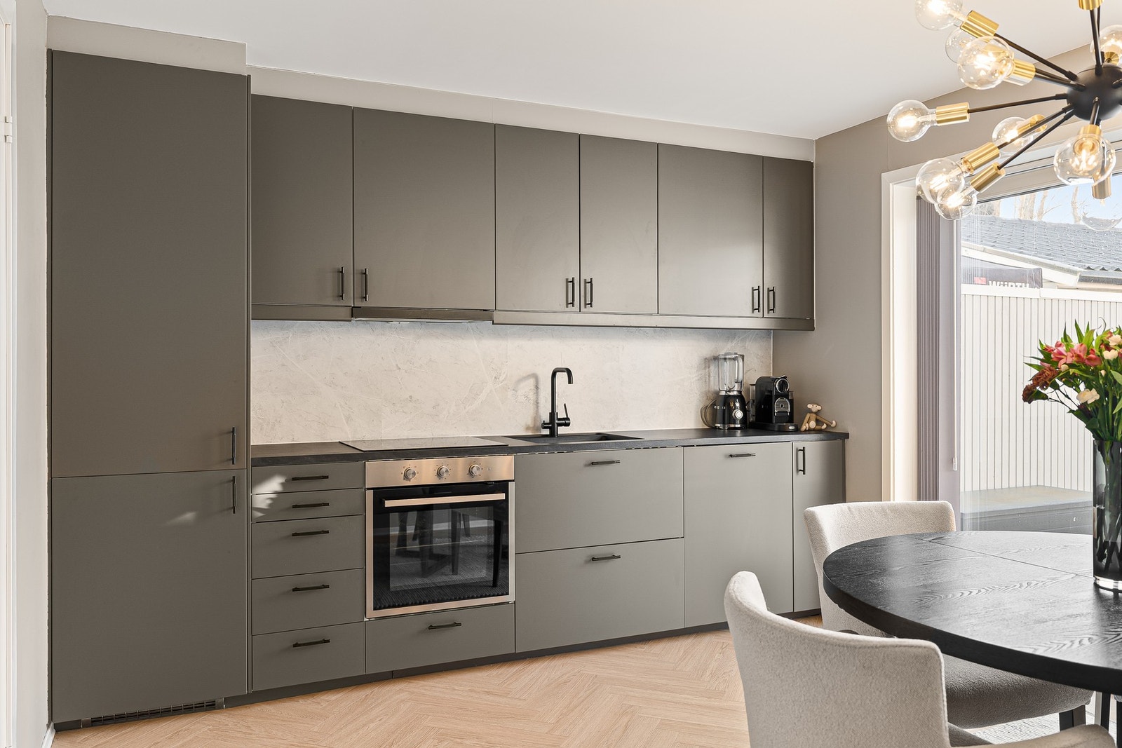 Kjøkkenet har integrerte hvitevarer som platetopp, stekeovn, kjøl/fryseskap og oppvaskmaskin. Galleribilde