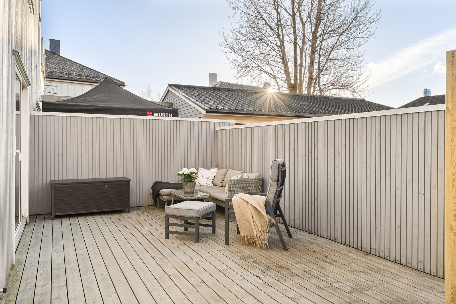 Uteplassen byr på gode solforhold gjennom store deler av dagen, fra ca. kl. 14 til kl. 20 om sommeren, og har rikelig plass for grill og ønsket møblering. Galleribilde