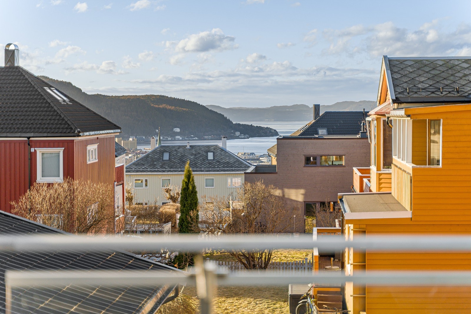 Boligen ligger høyt i terrenget og byr på en flott utsikt over byen og mot Trondheimsfjorden. Galleribilde