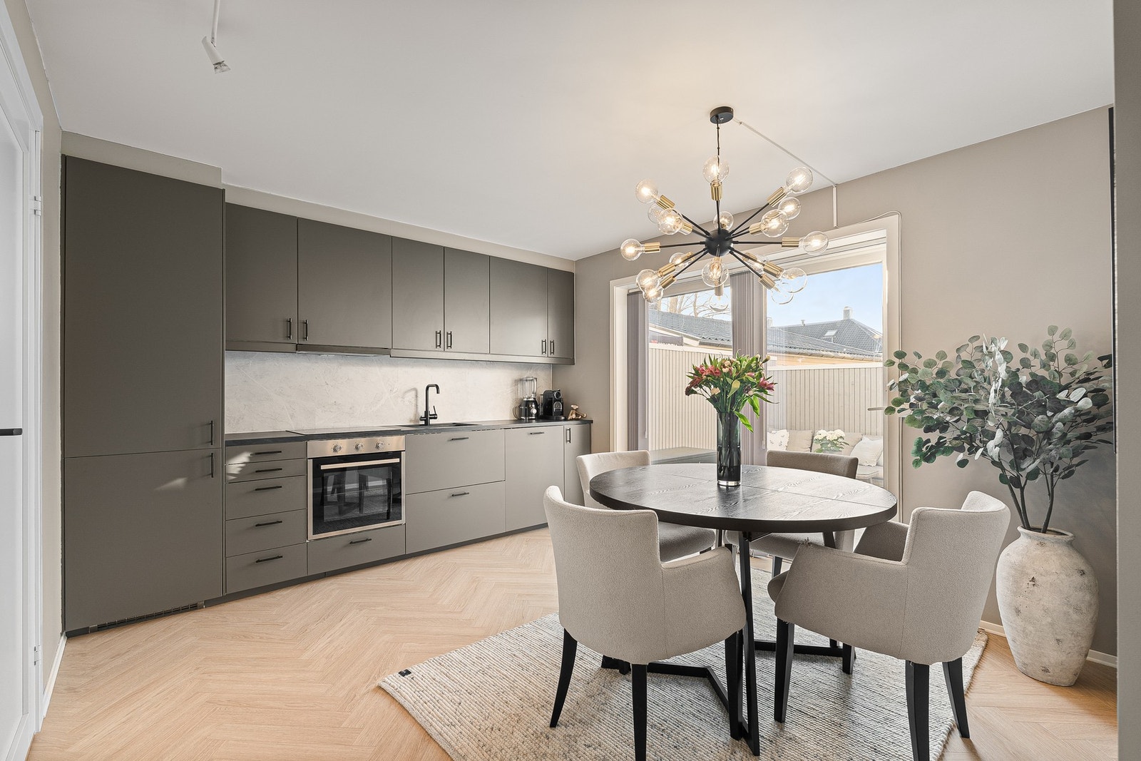 Svært lekkert og stilrent kjøkken med behagelig gulvvarme. Galleribilde