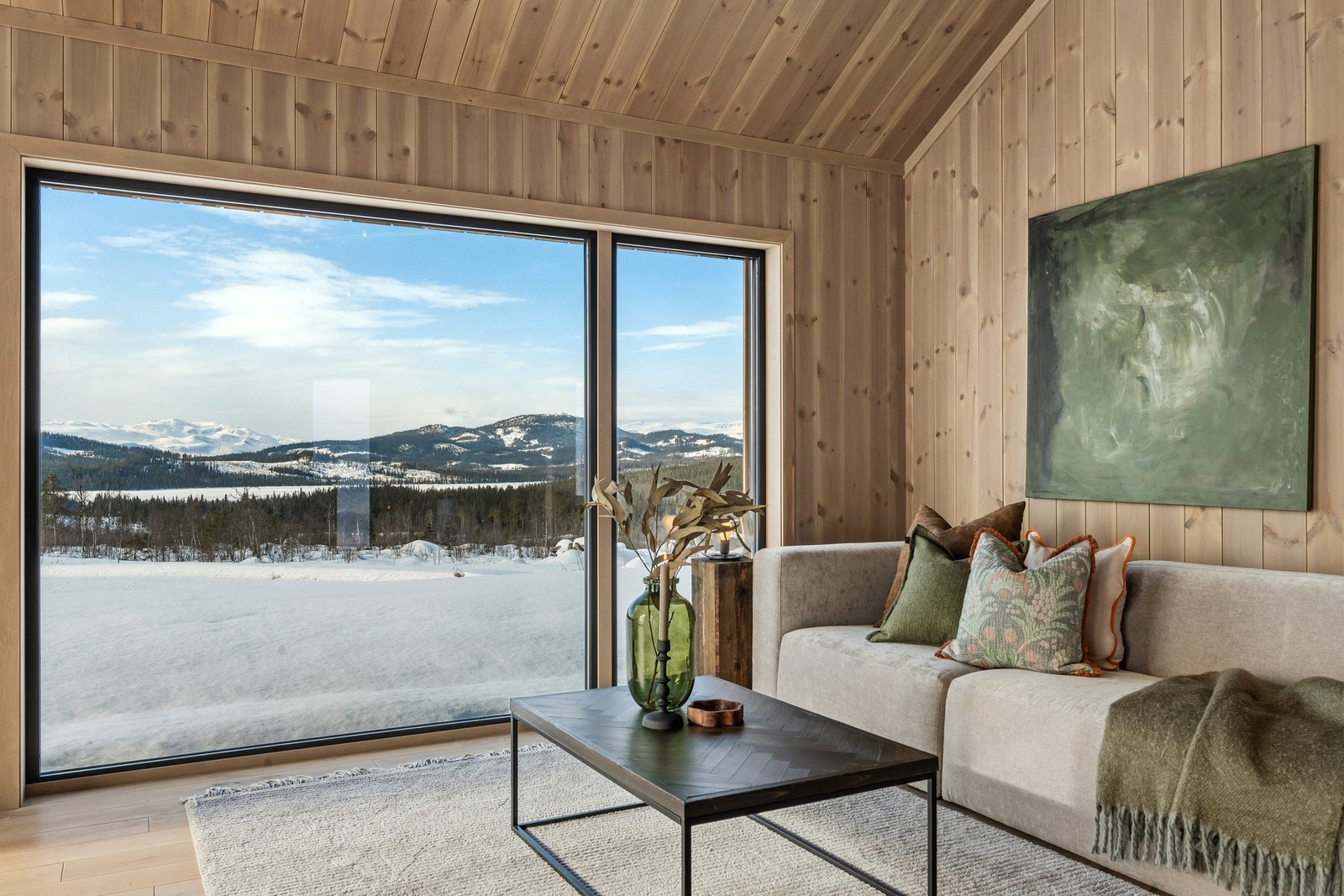 Fra hytta er det nydelig utsikt mot majestetiske Jotunheimen og eiendommen byr på gode solforhold. Galleribilde
