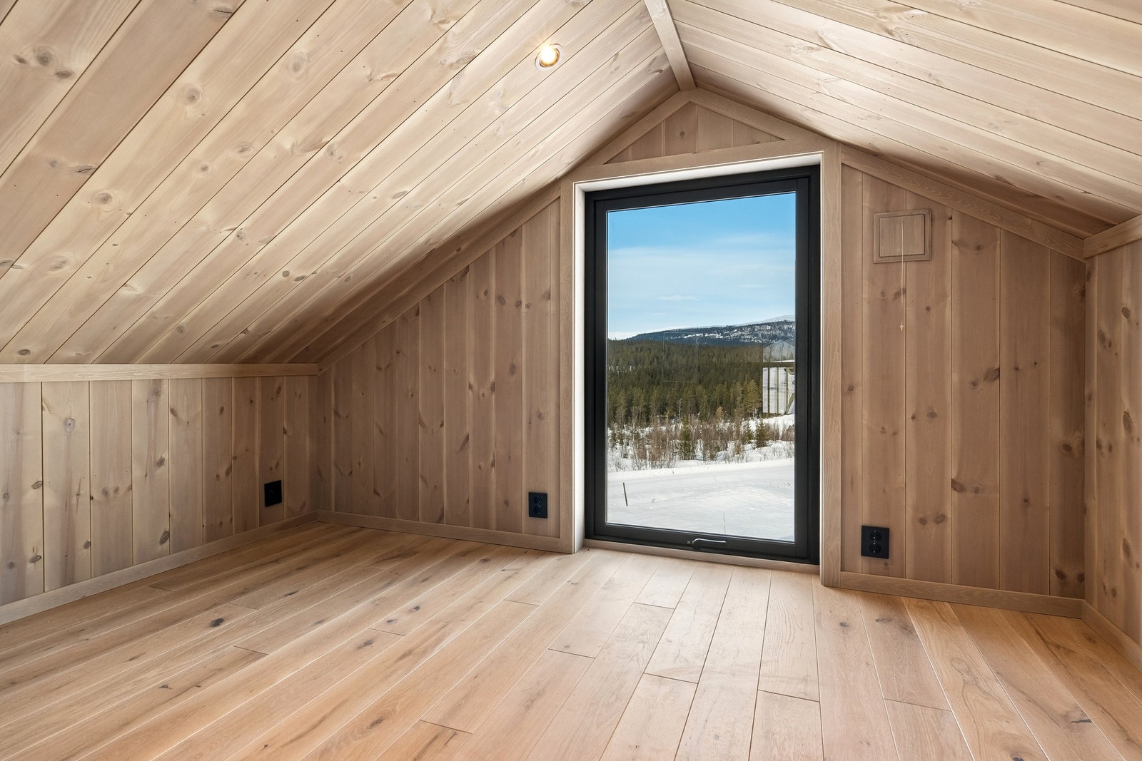 På hemsen er det 3 rom, en loftstue samt to hemsrom med flere bruksmuligheter. Galleribilde