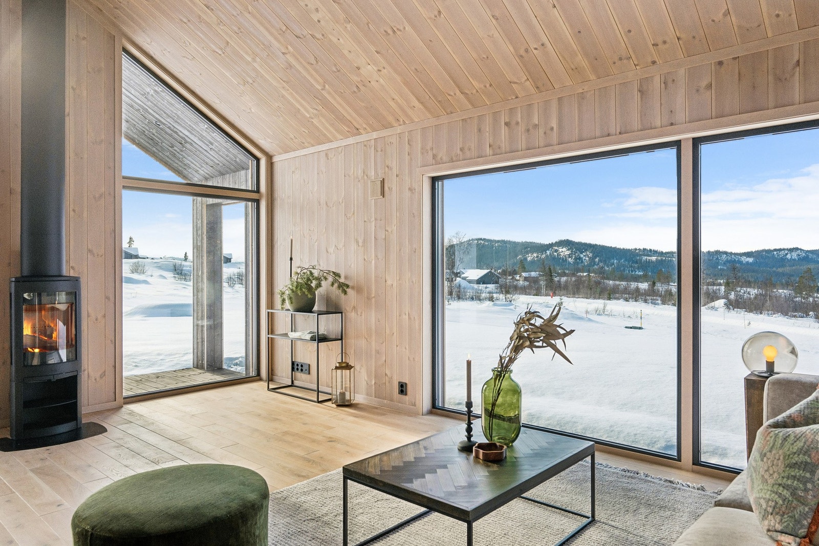 Store vindusflater sørger for godt lysinnslipp, men gjør også at man kan nyte den nydelige utsikten fra sofakroken eller spisebordet Galleribilde