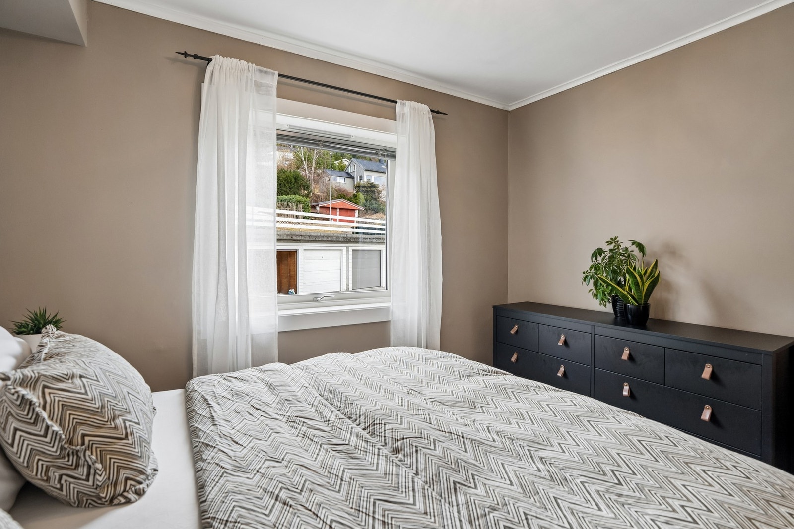 Soverom 1 er nymalt i en tidsriktig farge, og kan innredes med dobbeltseng, nattbord og oppbevaringsmøbel/skap. Galleribilde