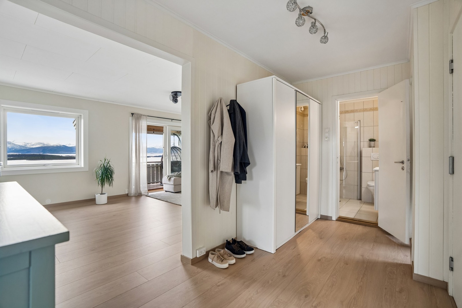 Entréen er lys og romslig med god plass til oppbevaring av yttertøy og sko i medfølgende garderobeskap. Galleribilde