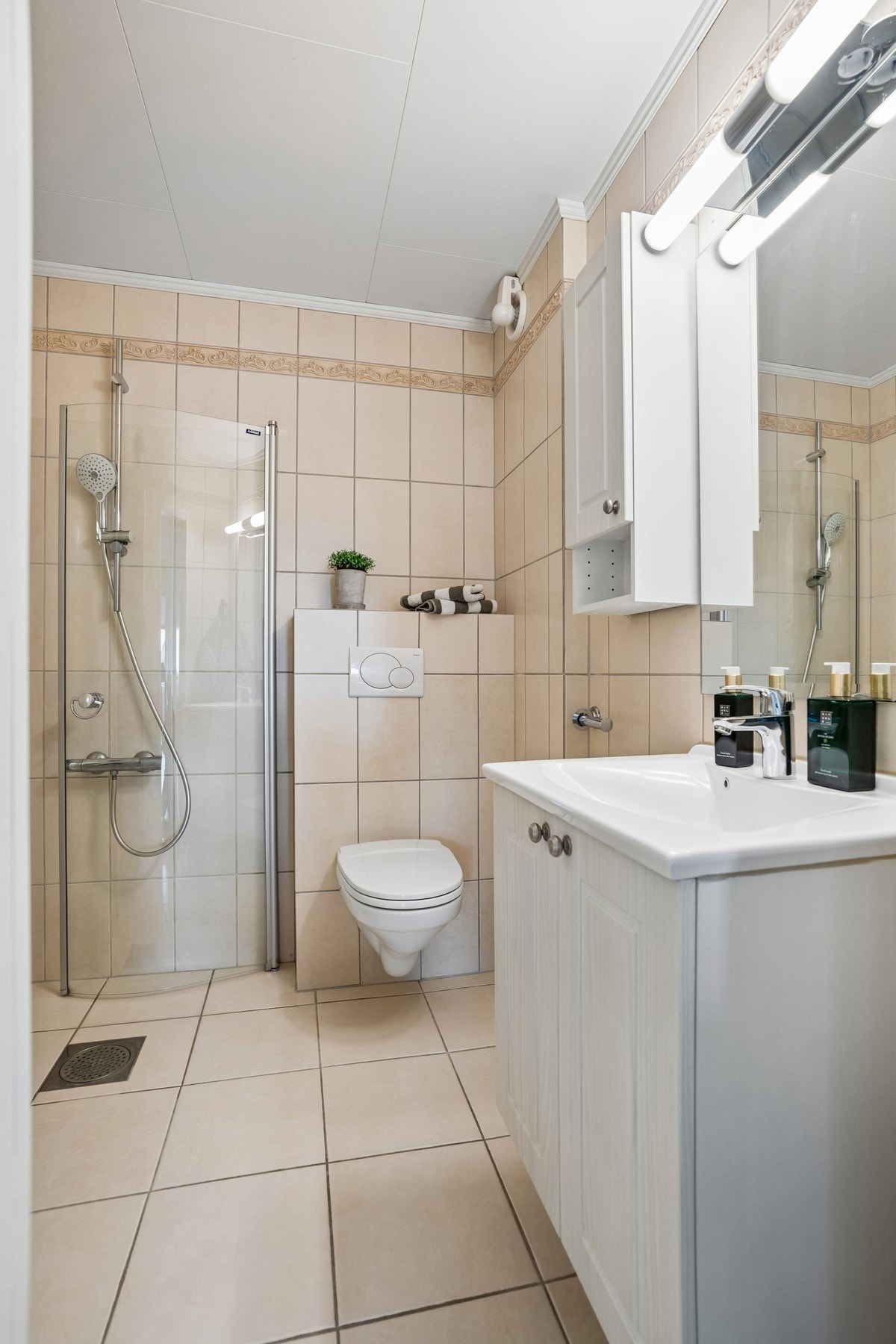 Badet er i forrige salgsoppgave opplyst å være oppusset i 2011, og er innredet med baderomsinnredning med nedfelt servant, vegghengt toalett og dusjvegger. Galleribilde