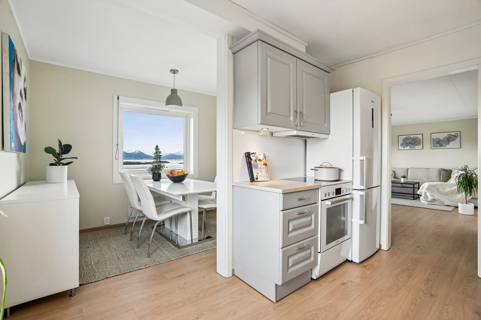 Spisestue i tilknytning til både kjøkken og stue. Galleribilde