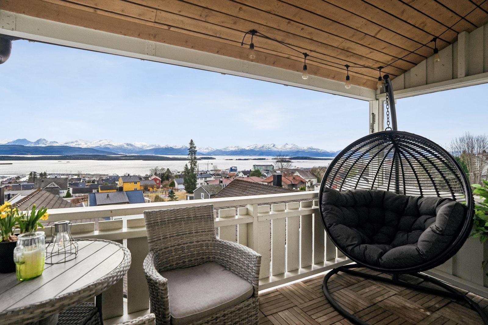 På den overbygde verandaen kan du nyte gode sol- og utsiktsforhold. Galleribilde