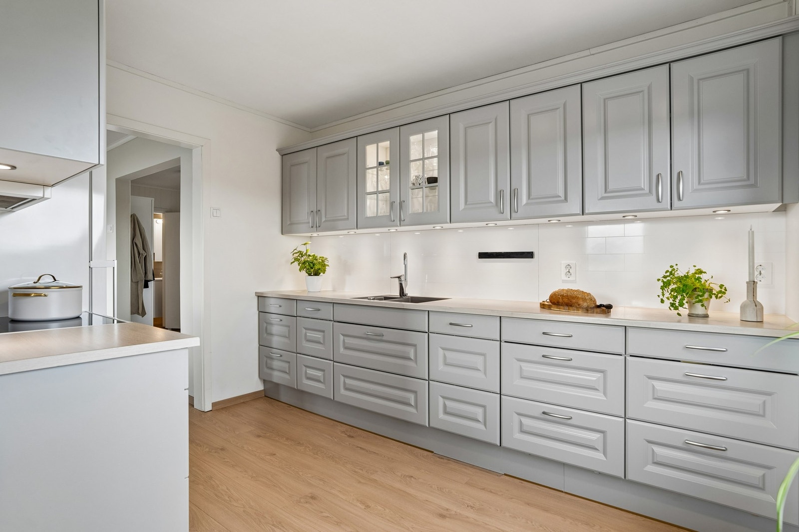 Separat kjøkken med moderne innredning i tilknytning til både stue og spisestue. Galleribilde