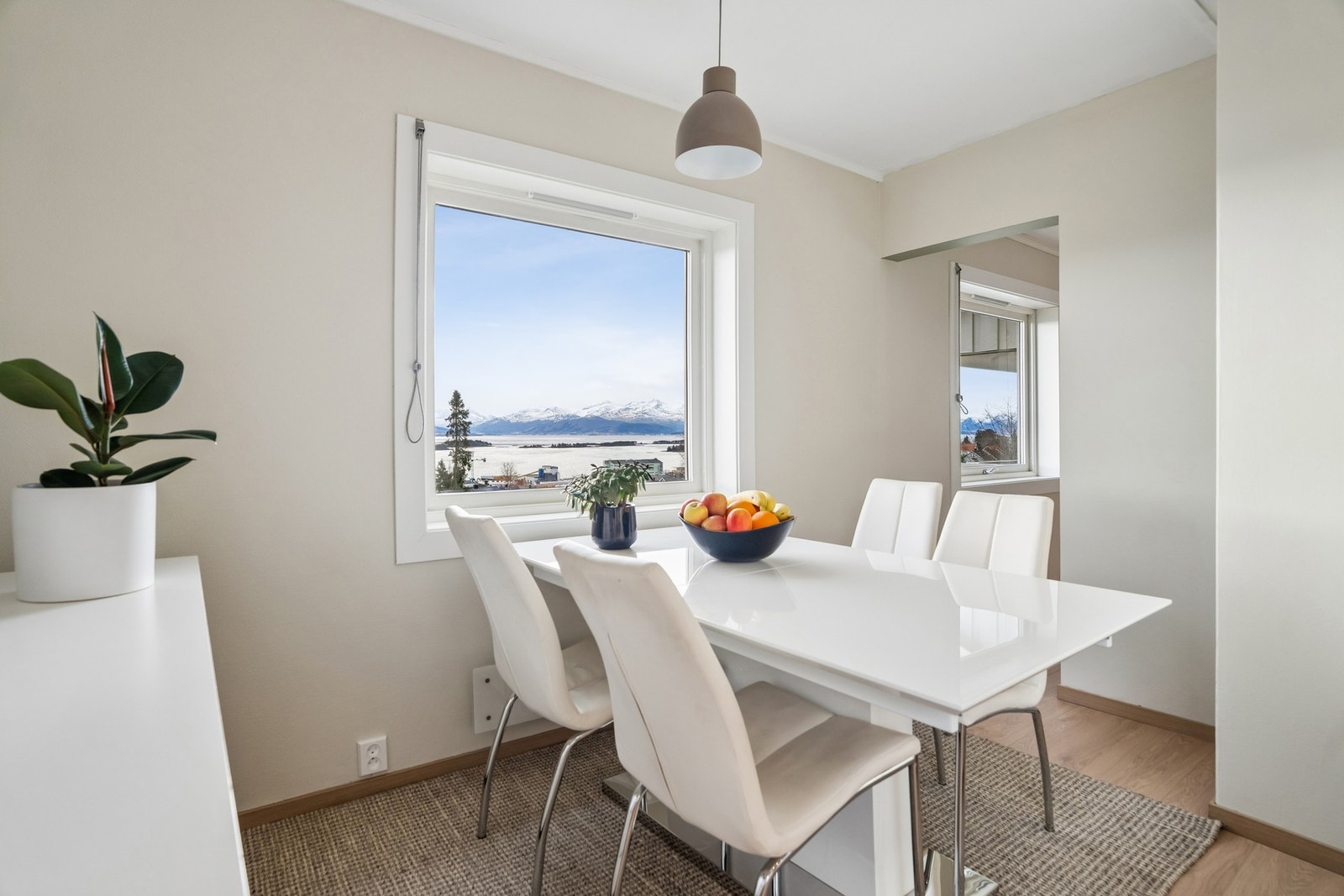 Det er åpnet opp i vegg mellom spisestue og kjøkken slik at rommene henger fint sammen. Galleribilde