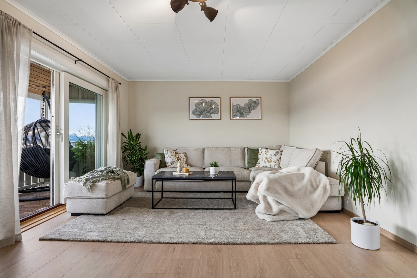 Velkommen til Birkelandvegen 6 - Presentert av Jeanette Stenersen i EiendomsMegler 1. Foto: EFKT/Jay Maturan. Galleribilde