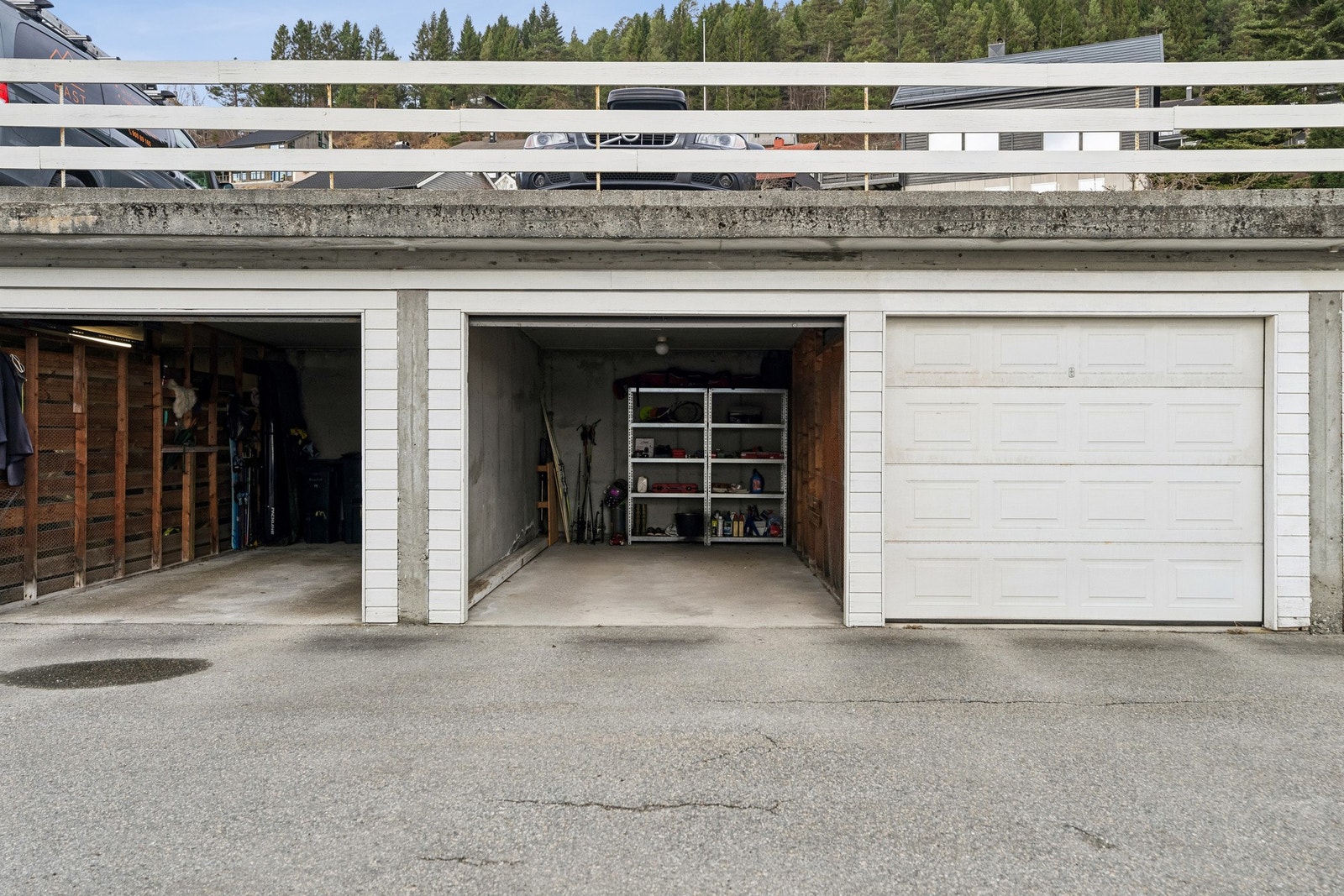 Garasje for én bil. I tillegg er det anlagt parkering på garasjetaket hvor hver seksjon kan ha ytterligere én bil parkert. Galleribilde