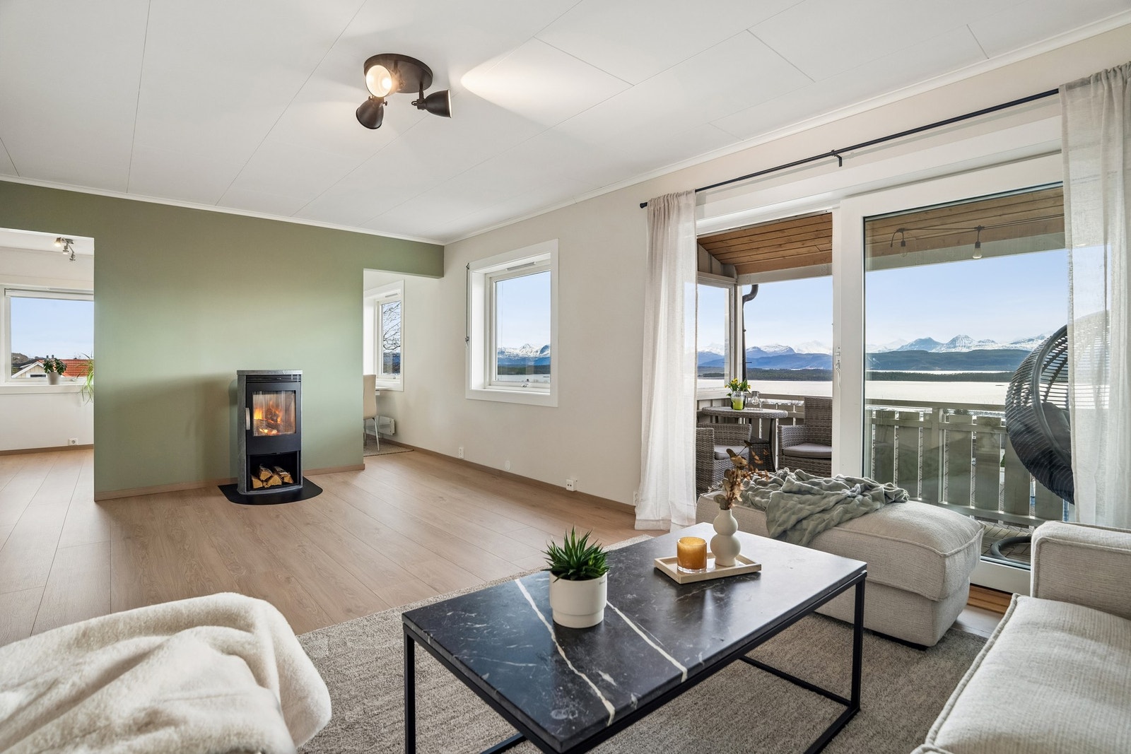 Stue med pipeløp og ildsted. Det er avdekket avvik på pipen som skal utbedres som reklamasjonssak i mars/april. Galleribilde