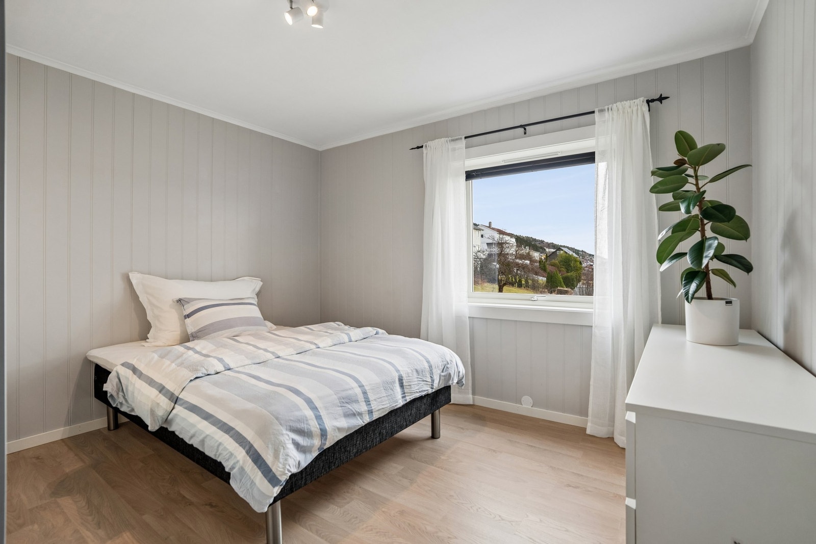 Soverom 2 malt i en behagelig farge som passer de fleste interiørstiler. Galleribilde