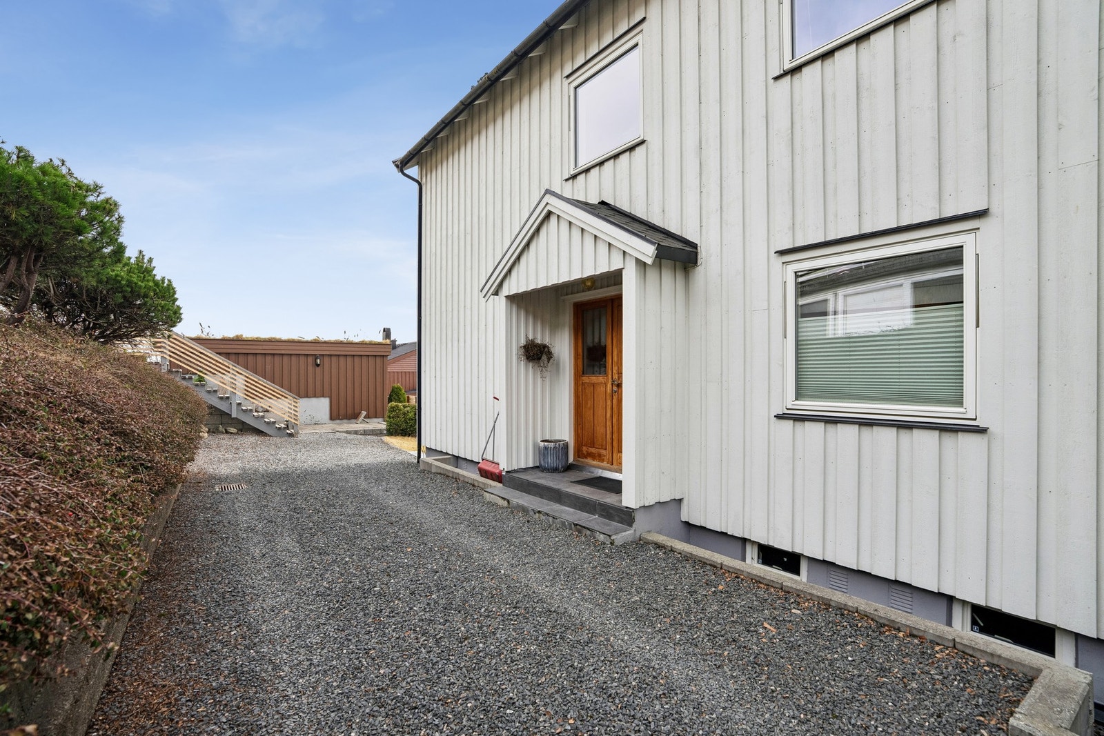 Inngangsparti og trapp opp til garasjen. Galleribilde