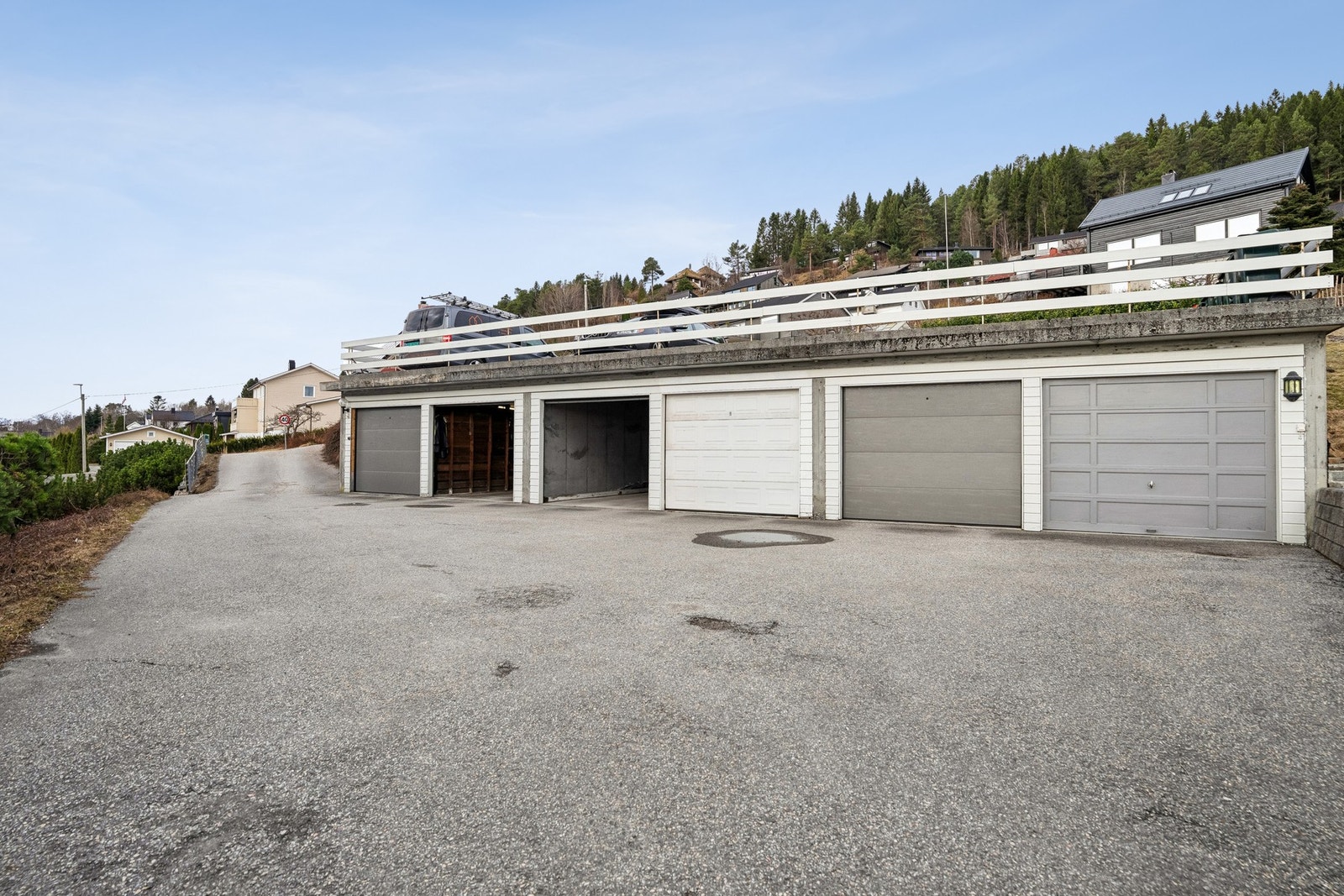 Garasjerekke hvor seksjonen disponerer én plass. Galleribilde