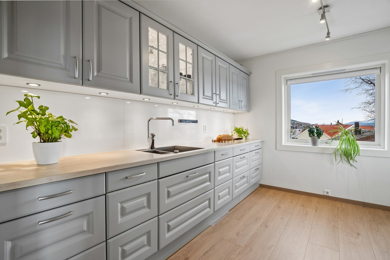 Kjøkkeninnredningen var ny i 2017 og er levert av JKE Design. Galleribilde