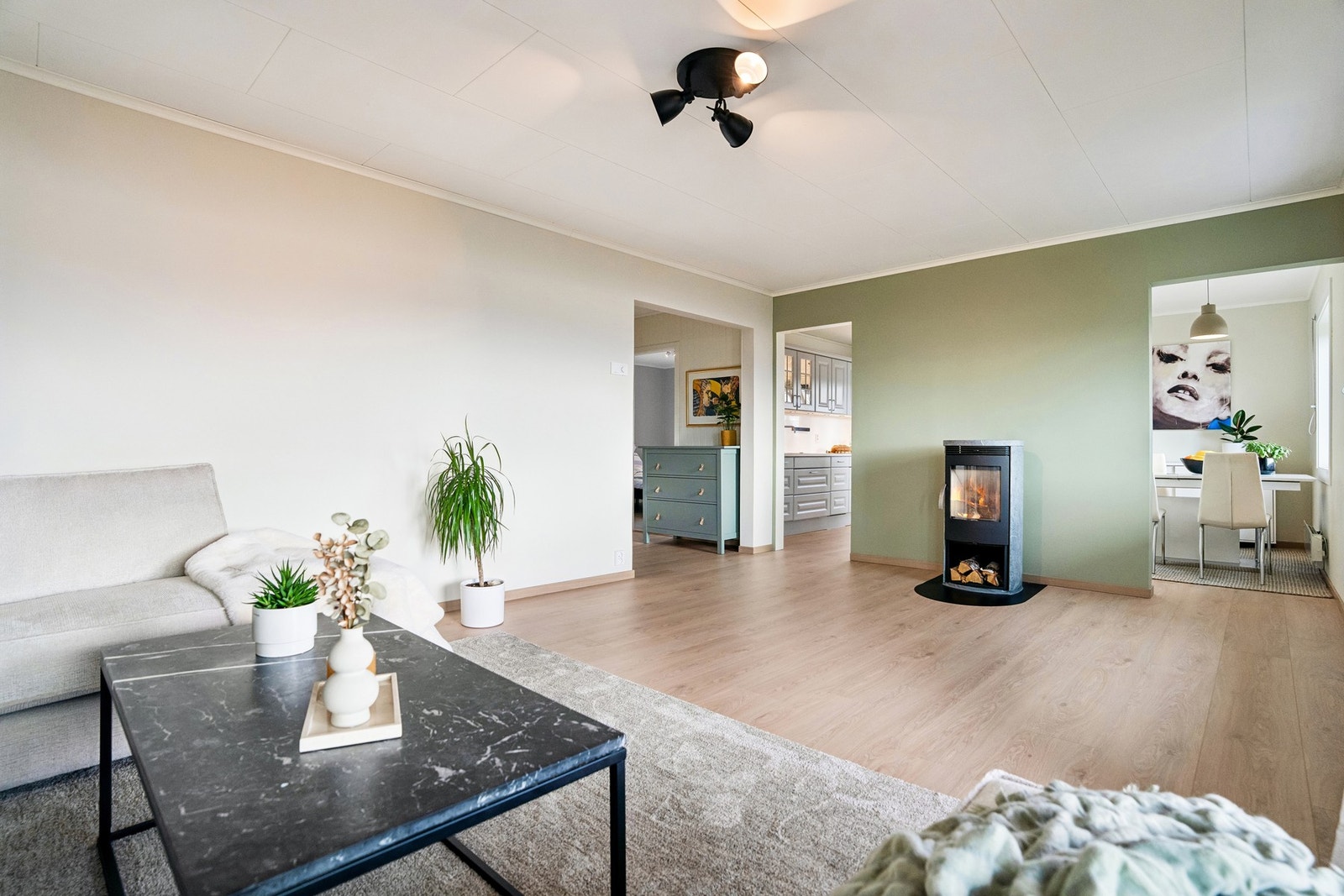 Det ble lagt nytt gulv i stue, kjøkken og entré i 2025, og det ble samtidig forbedret undergulv og lagt trinnlydsplater. Galleribilde