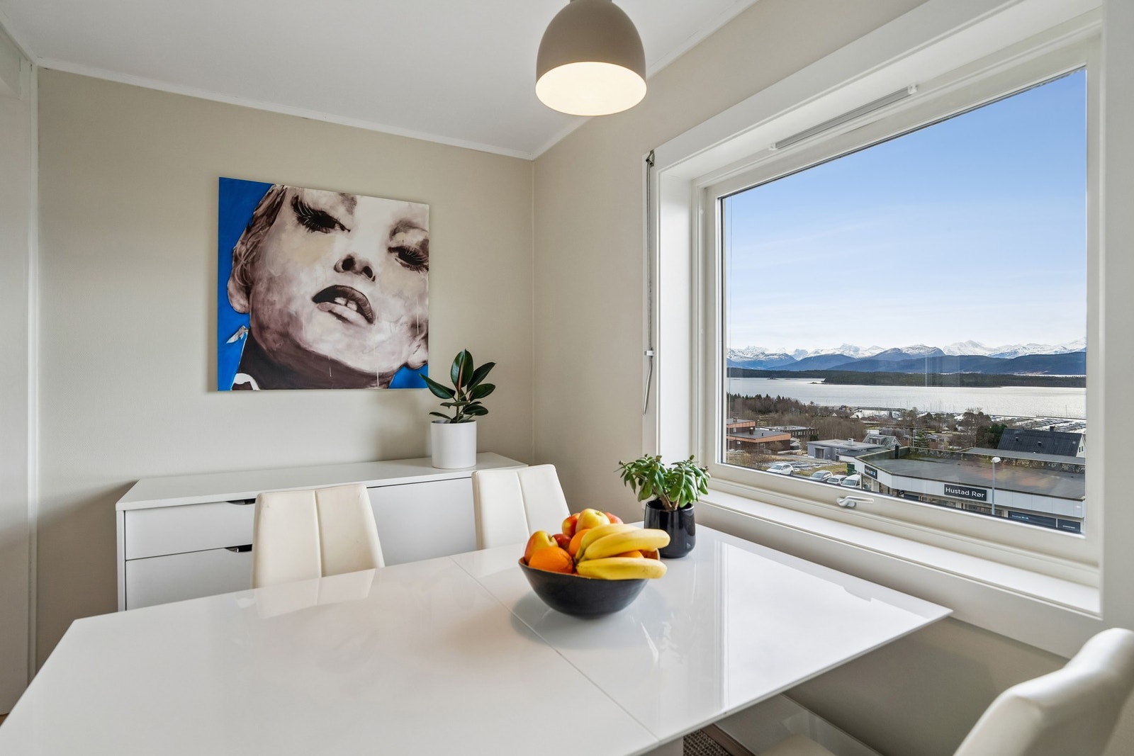 Spisestue med nydelig utsikt. Galleribilde