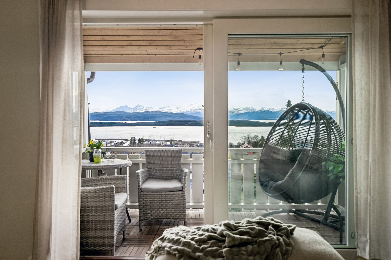 Dette er en lys og innbydende topp- og endeleilighet med pen standard, sydvendt veranda og garasje. Galleribilde