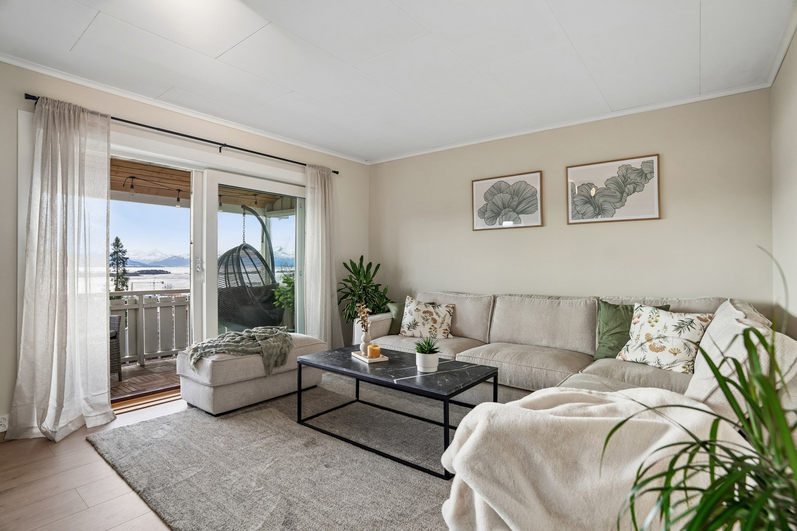 Hyggelig stue med gode møbleringsmuligheter og utgang til den koselige verandaen. Galleribilde