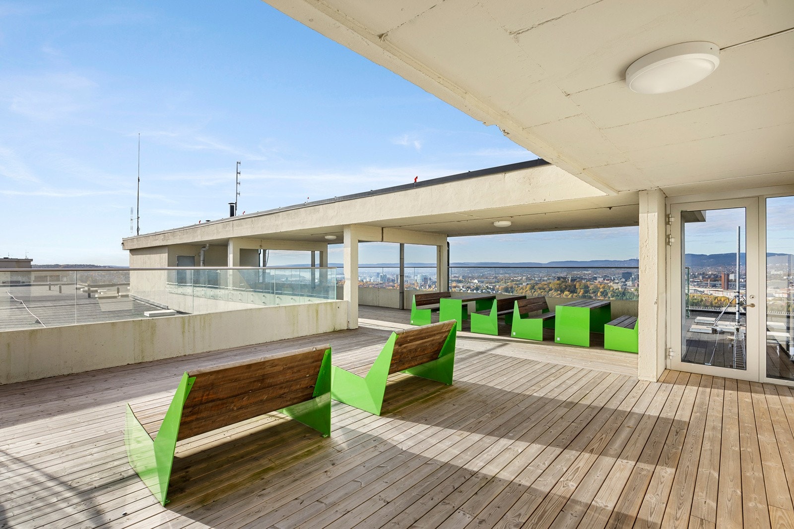 Borettslaget har felles takterrasse med sittegrupper Galleribilde