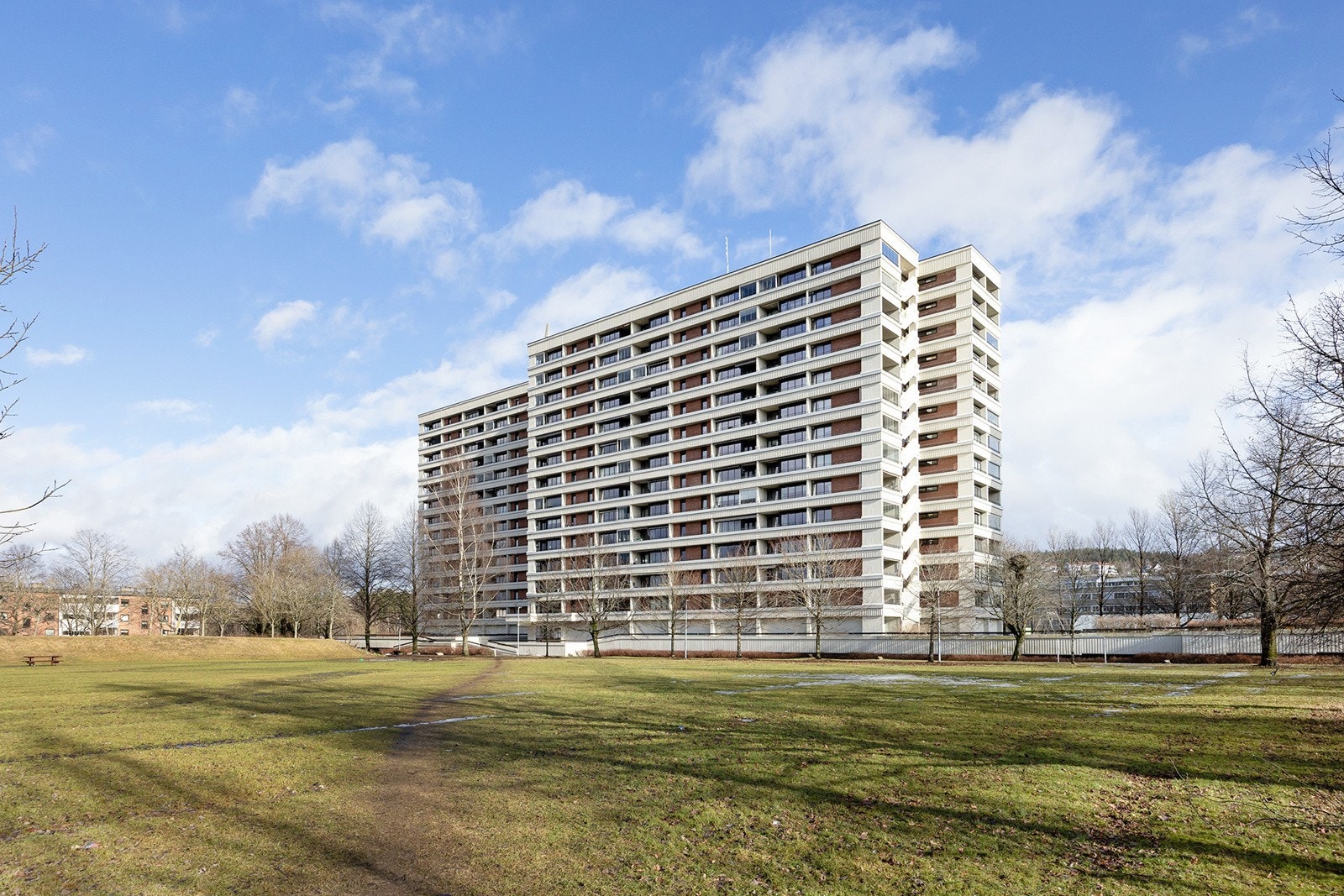 Fasade og pent opparbeidete fellesarealer Galleribilde