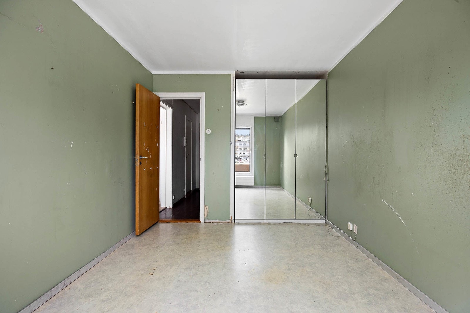 Soverommet har garderobeskap Galleribilde