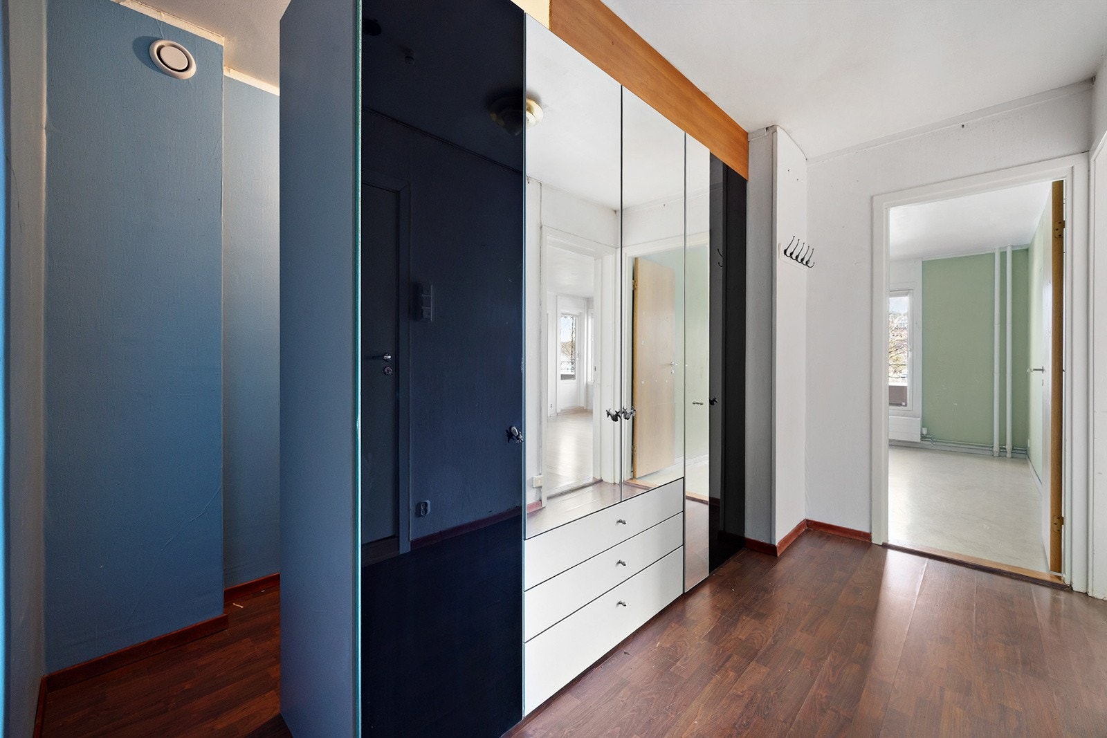 Entré/hall med porttelefon med kamera og garderobeskap Galleribilde