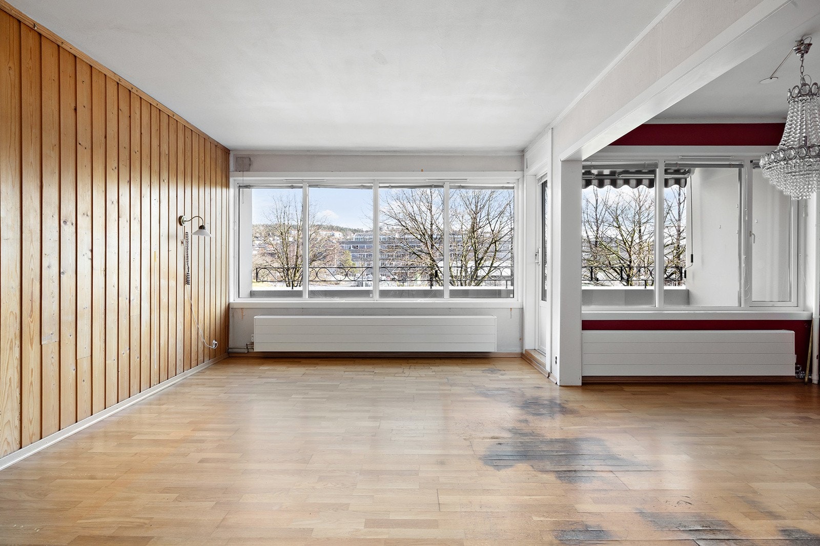 Stue - store vindusflater gir godt med naturlig lys Galleribilde