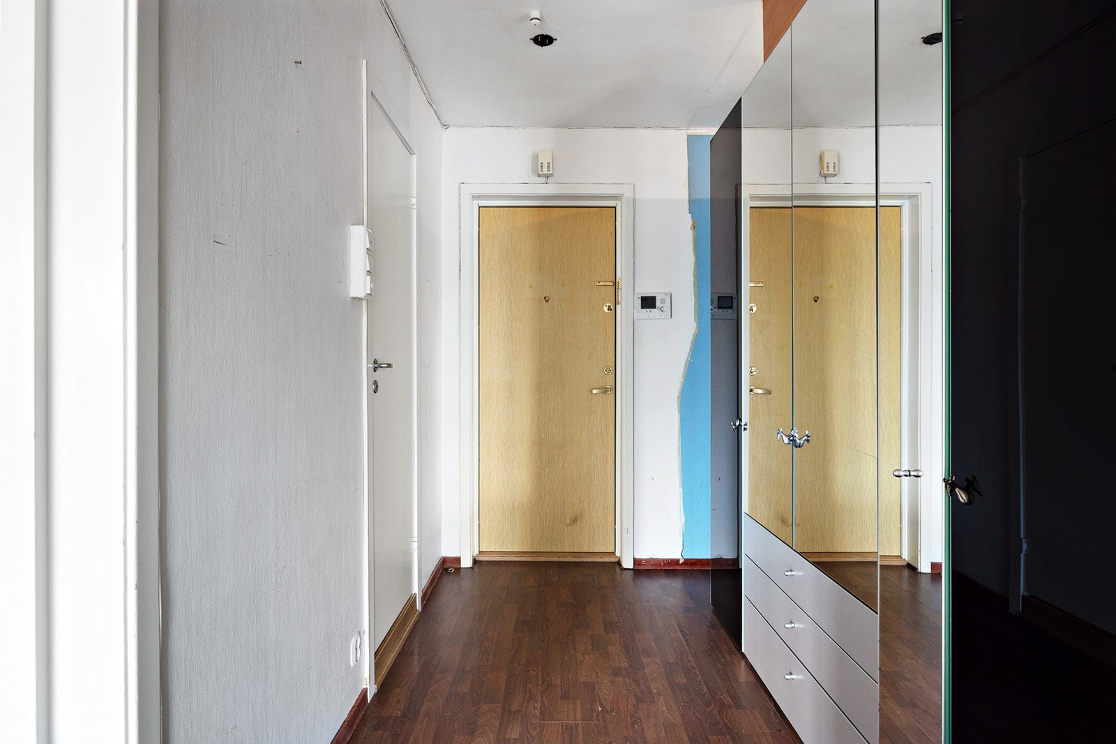 Entré/hall med porttelefon med kamera og garderobeskap Galleribilde