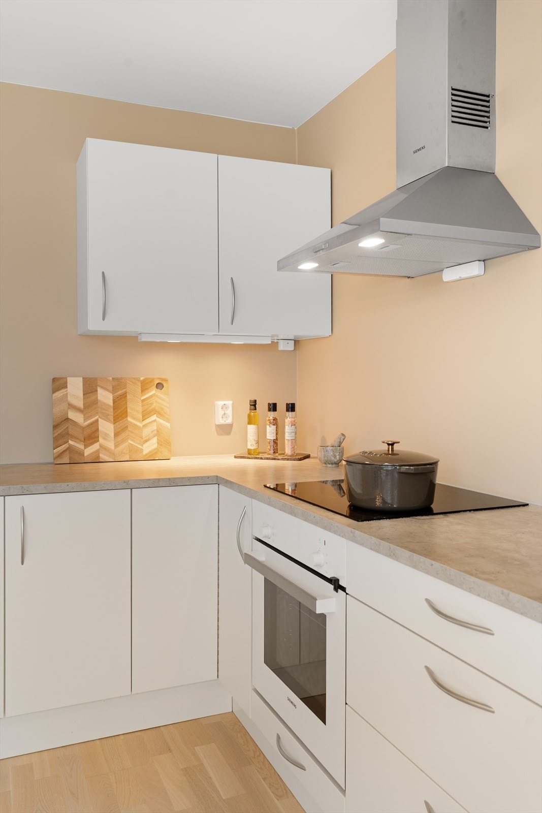 Delikate material- og fargevalg på kjøkkenet gir et flott utrykk Galleribilde