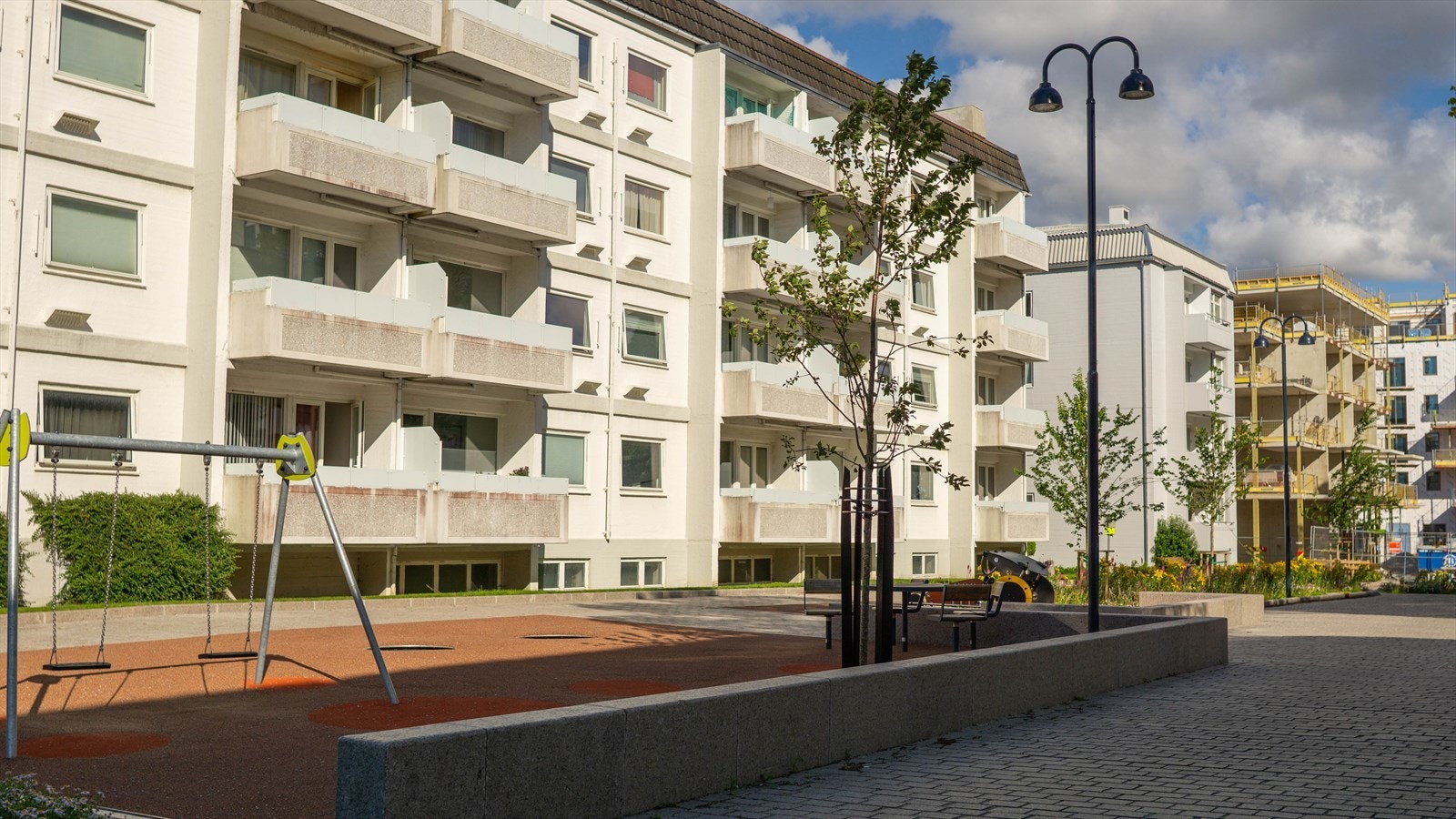 Miljøgate med sittegrupper og oppholdsrom, samt svært begrenset trafikk. Galleribilde