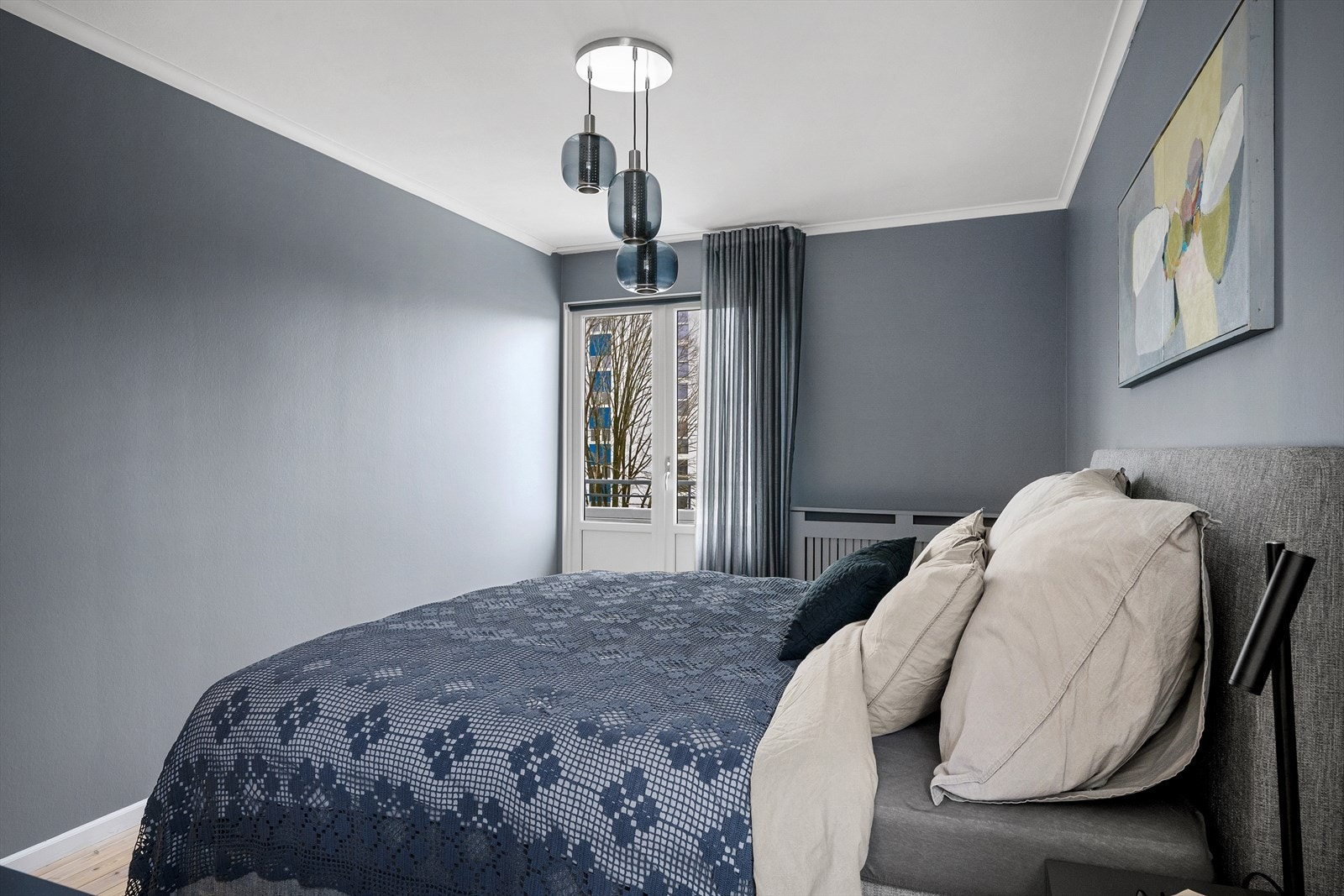 Beroligende malt opp for behagelig nattesøvn. Hovedsoverom med egen walk in garderobe og hjemmekontor. Plass til ekstra kommoder og nattbord. Galleribilde