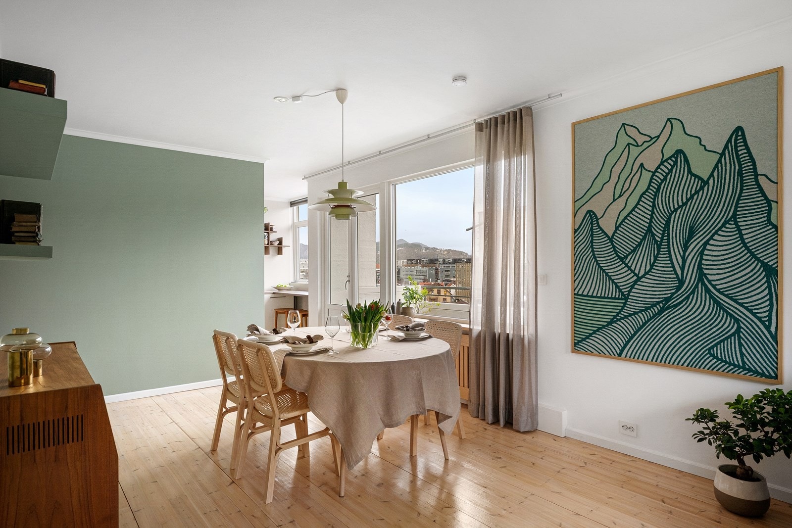 Enkelt å dra ut langbord for høytider. Rikelig med plass i en godt løst stue. Galleribilde