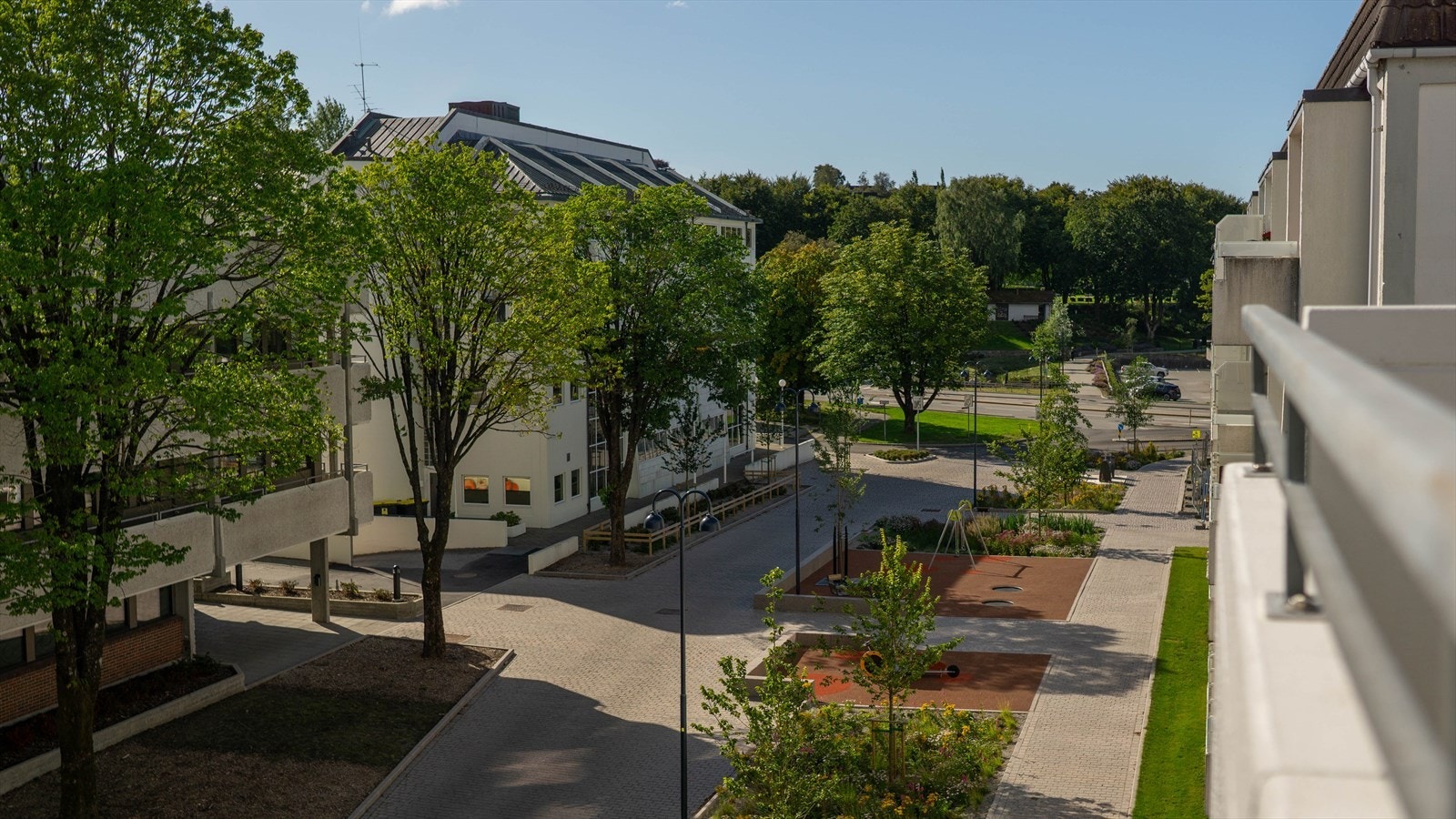 Herlig utsikt over miljøgate og grønne lunger, og sol til kvelds fra en av to balkonger. Galleribilde